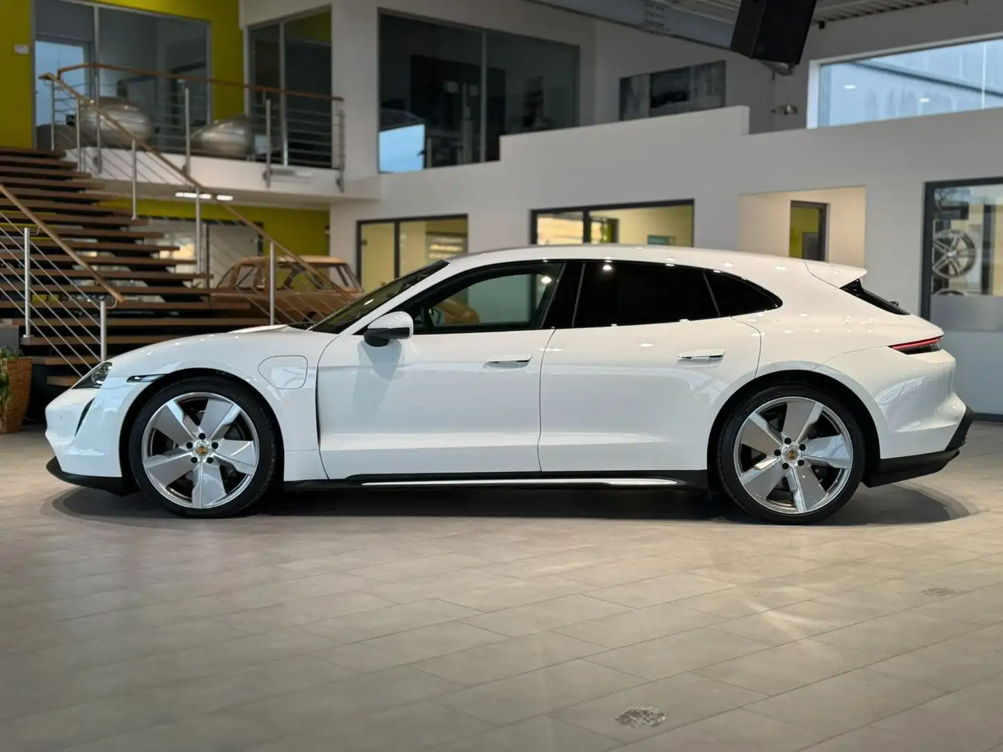 Porsche Taycan Sport Turismo*1.Hand*RFK*21" Exclusive* Weiß - 2