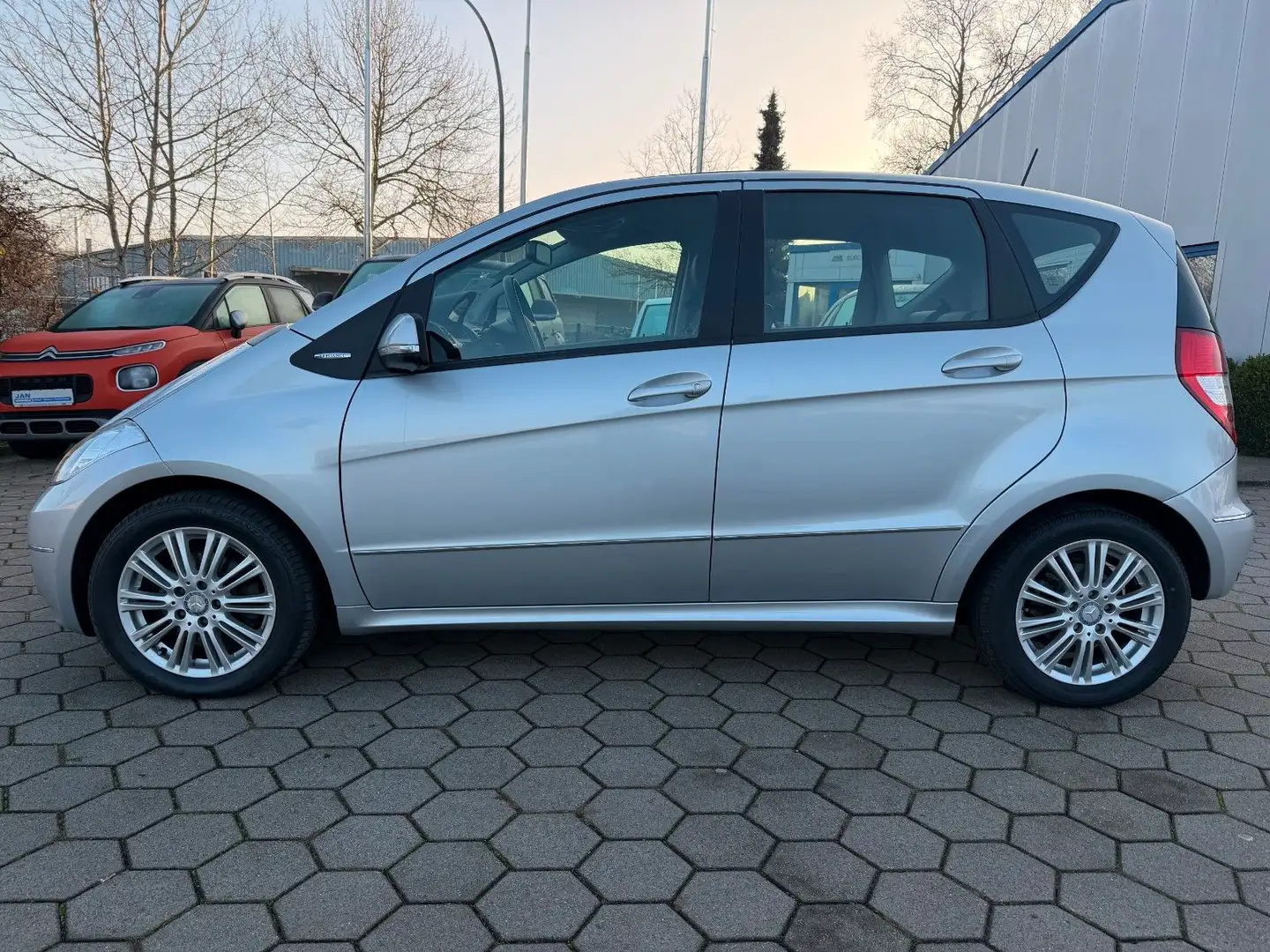 Mercedes-Benz A 200 |Automatik|Temp|Navi|SHZ|Alu|T-Leder| Silber - 2