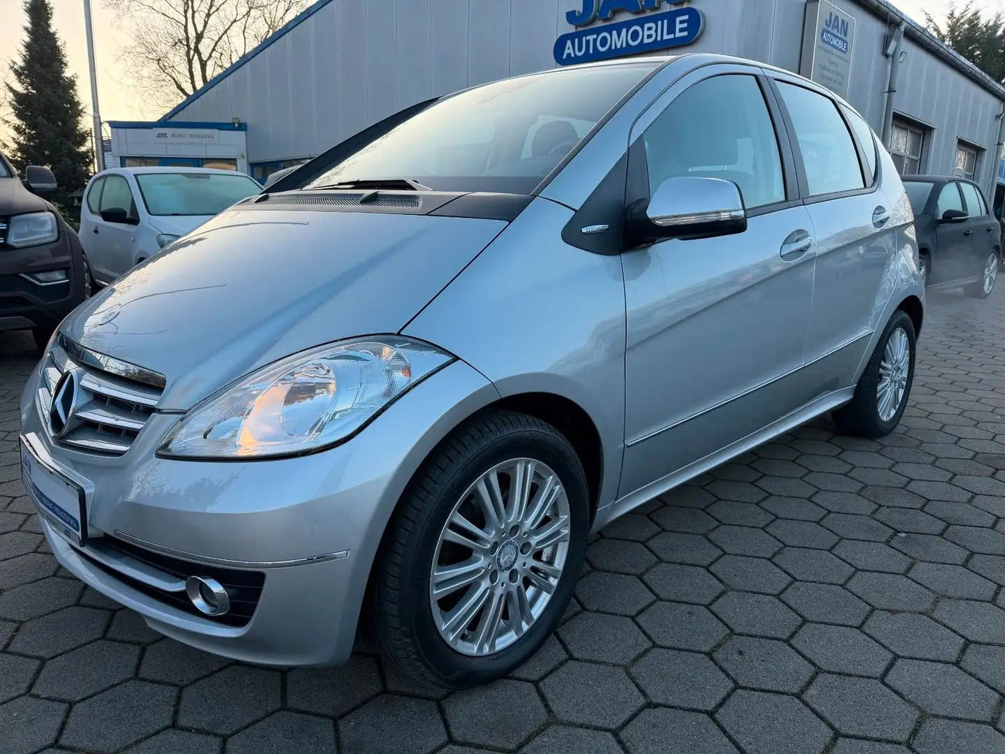 Mercedes-Benz A 200 |Automatik|Temp|Navi|SHZ|Alu|T-Leder| Silber - 1