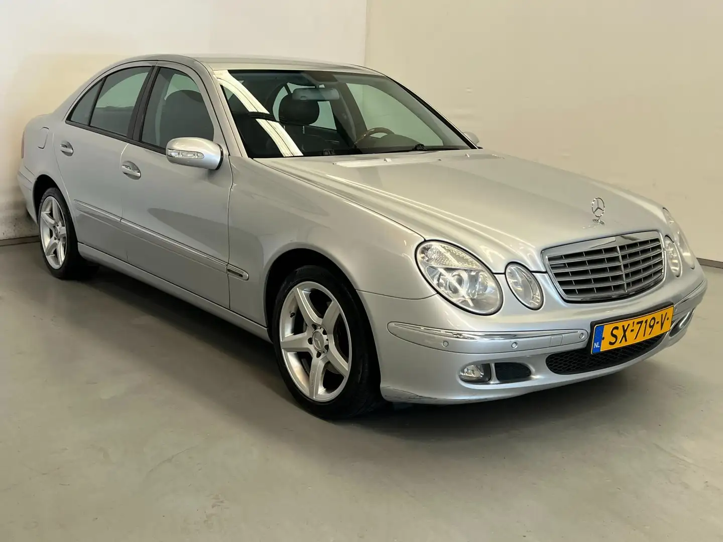 Mercedes-Benz E 280 Elegance / Export / AMG 17" / Stoelverwarming Grijs - 2