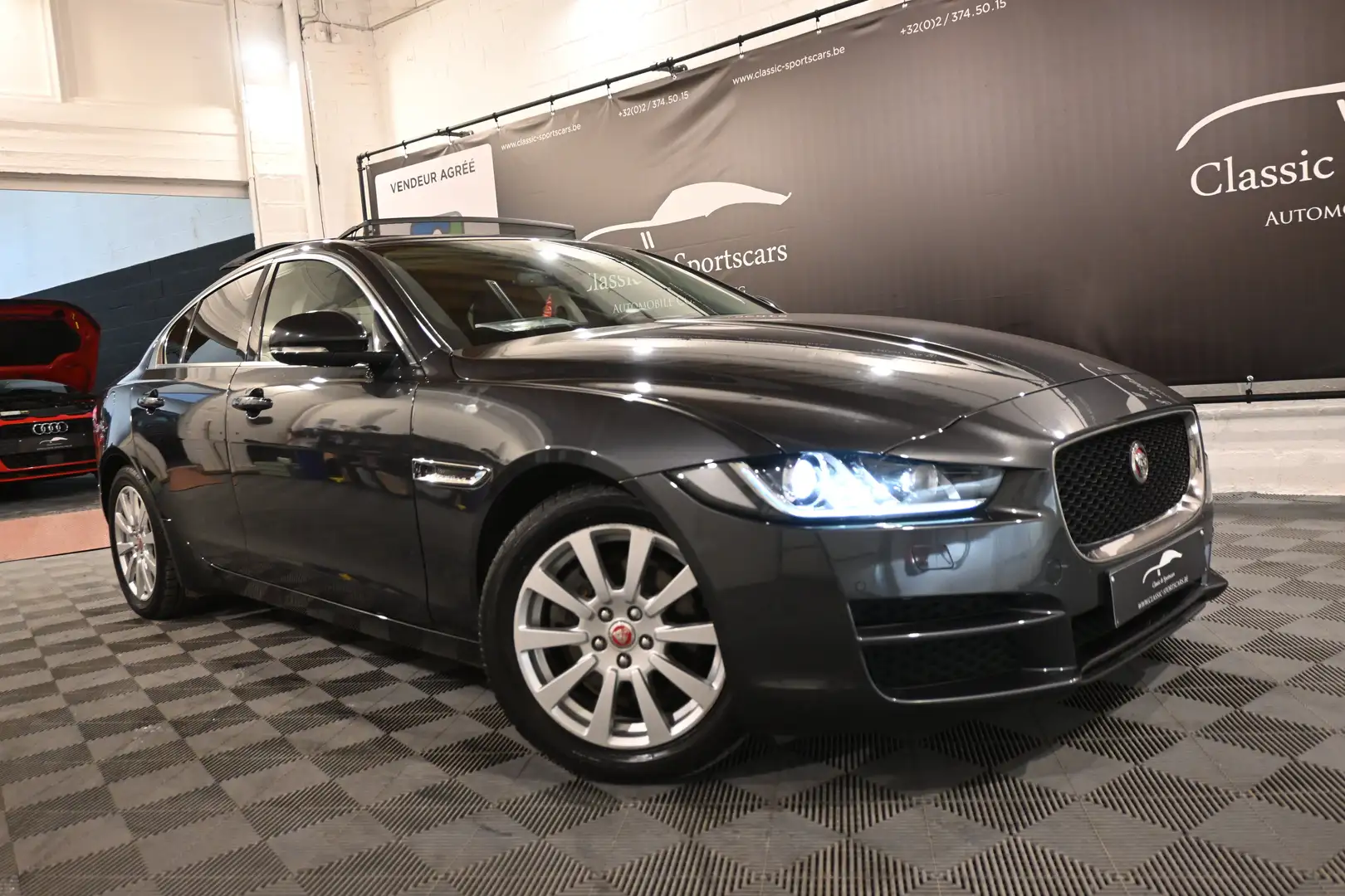 Jaguar XE 2.0 D / CAMERA / TOIT PANO / Grau - 2