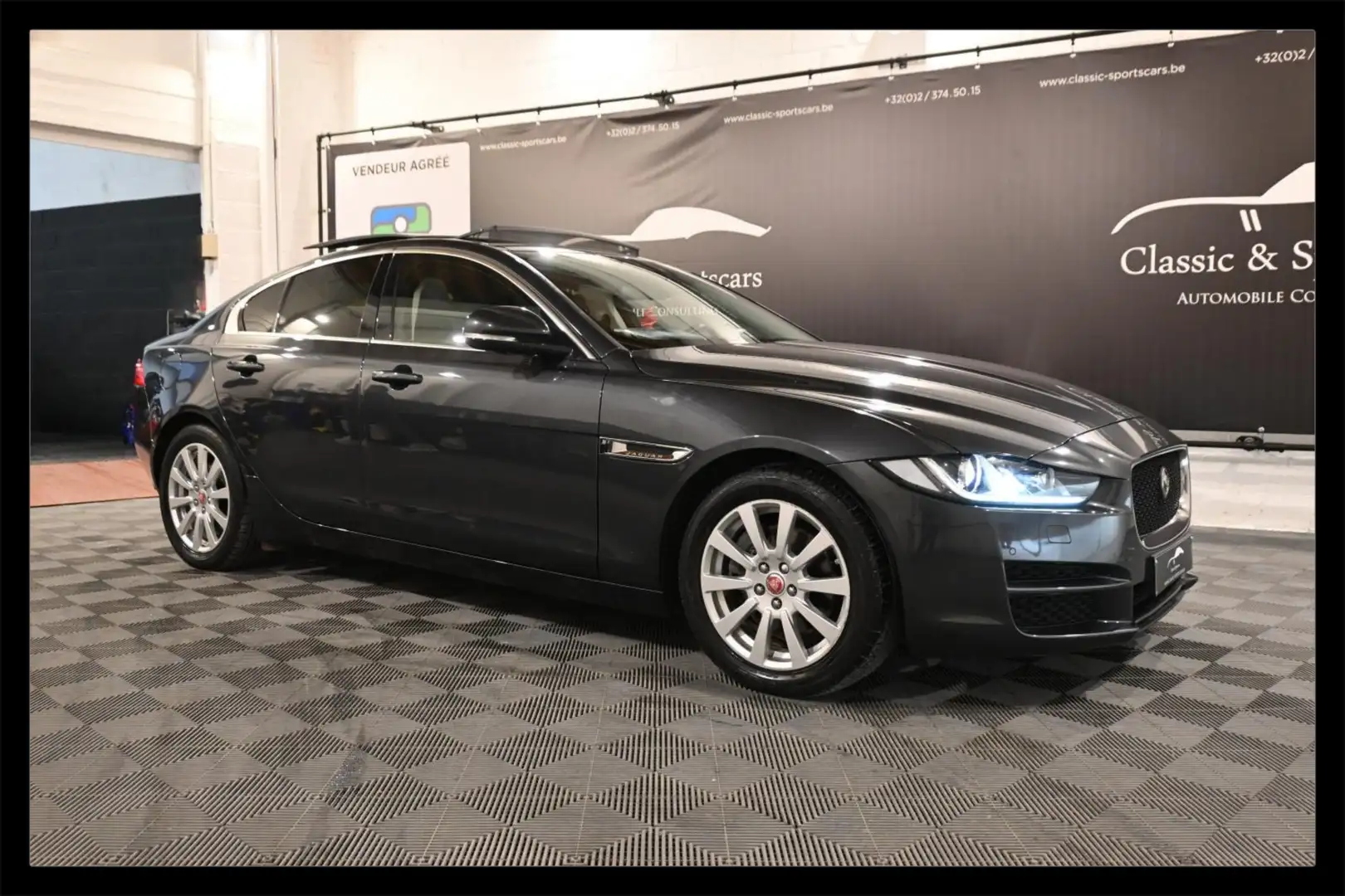 Jaguar XE 2.0 D / CAMERA / TOIT PANO / Grau - 1