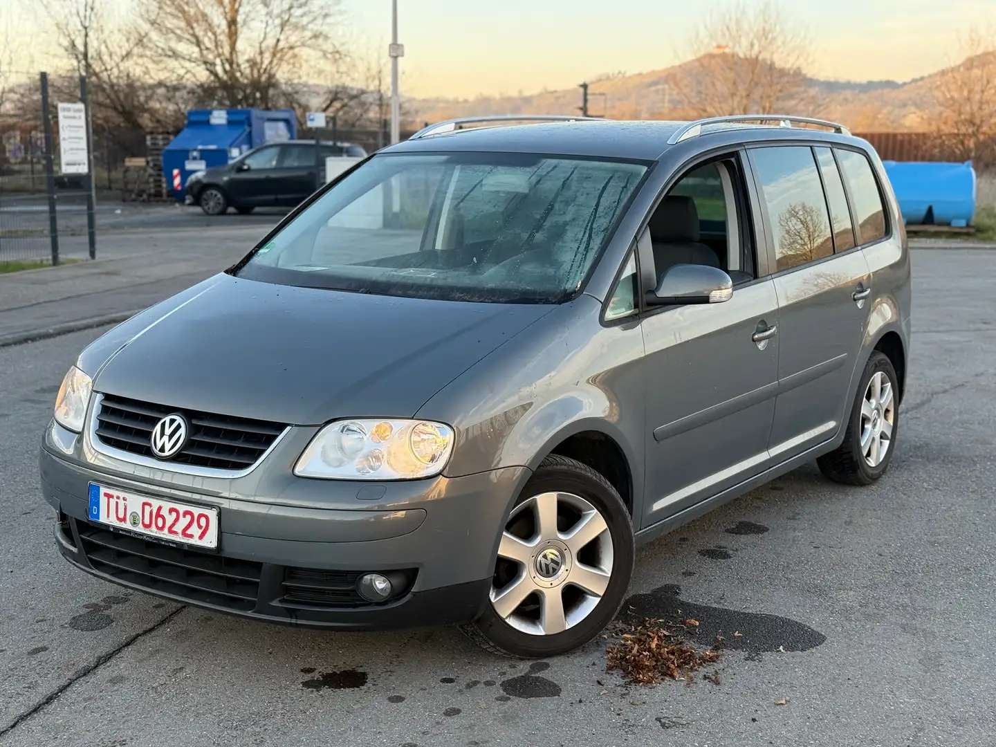 Volkswagen Touran 1.6 FSI Klima | NAVI | TÜV 01/2027 Grau - 2