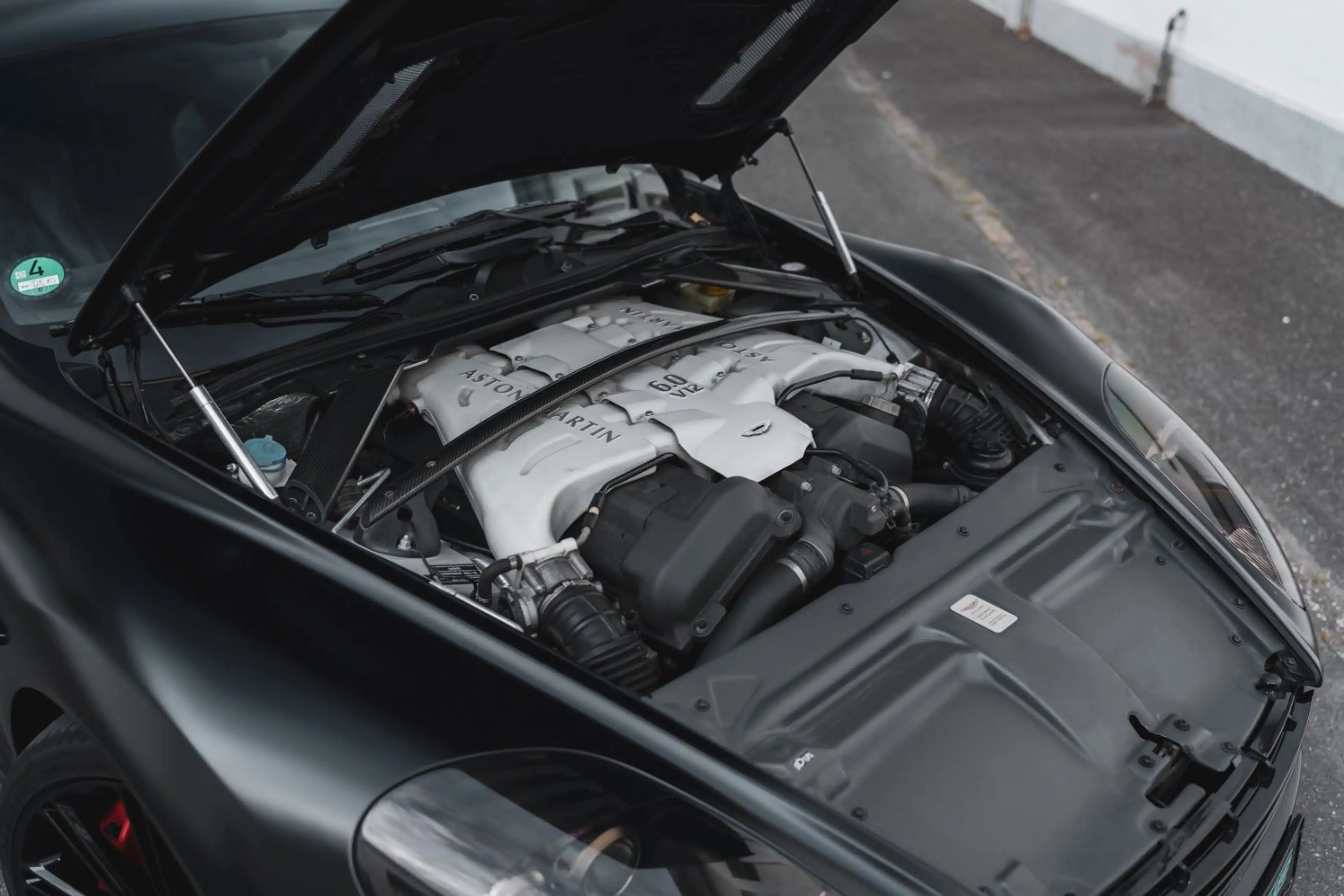 Aston Martin DBS 6.0 Touchtronic *Carbon / Unikat* — photo 7
