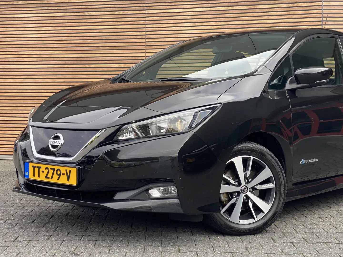 Nissan Leaf Acenta 40 kWh Lm-velgen / Camera / Navigatie Black - 2