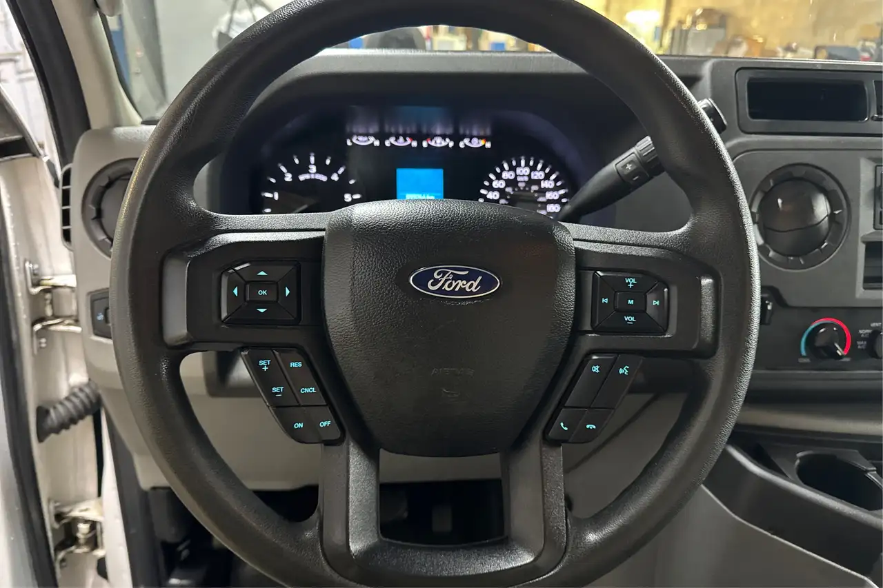 Ford E-Series Cutaway снимка Ford E-Series Cutaway