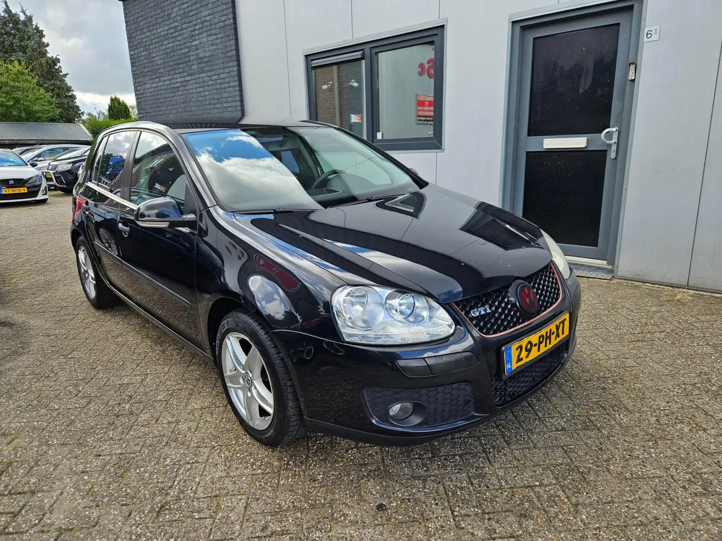 Volkswagen Golf GTI 1.6 bumper en R32 uitlaat en bumper Zwart - 1