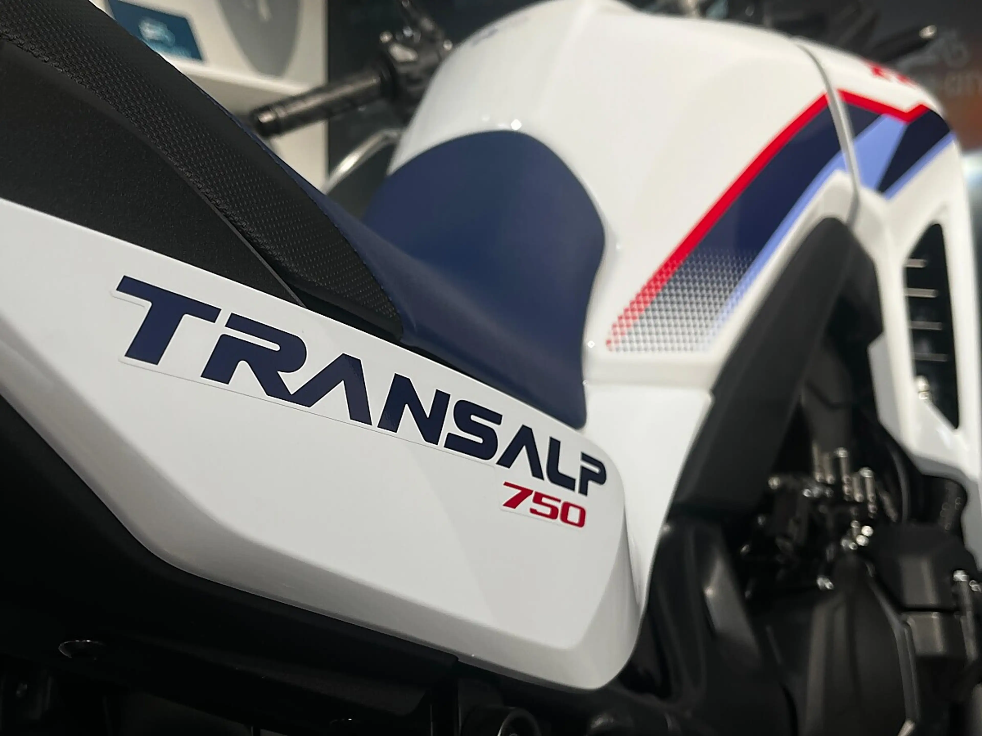 Honda Transalp Transalp E-Clutch — photo 11