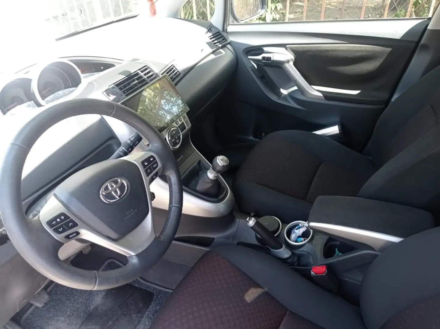Toyota Verso 1.6 Active Gris - 2