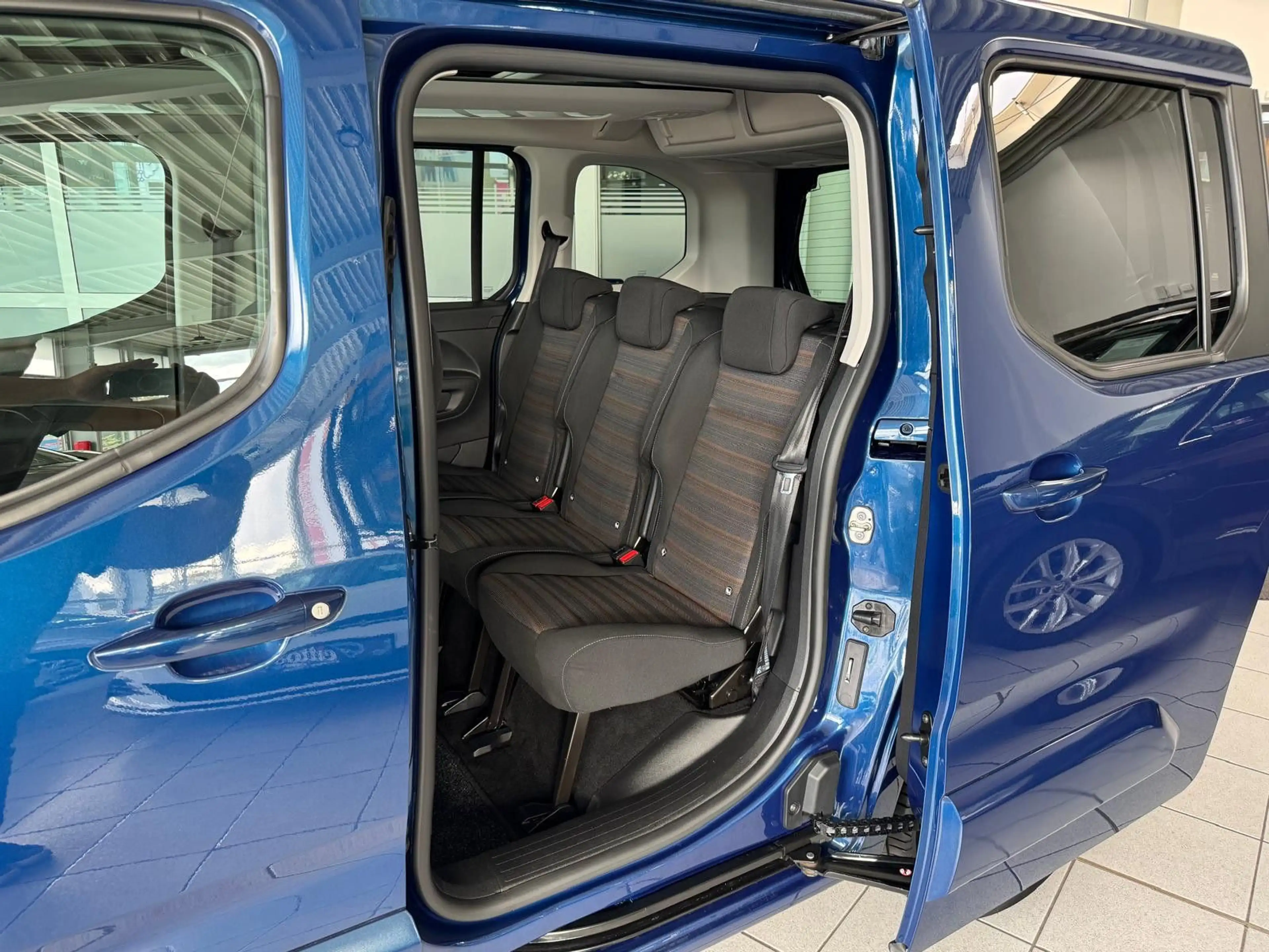 Opel Combo Life E Innovation *HuD*AHK*Navi*Pano*SHZ* — photo 4