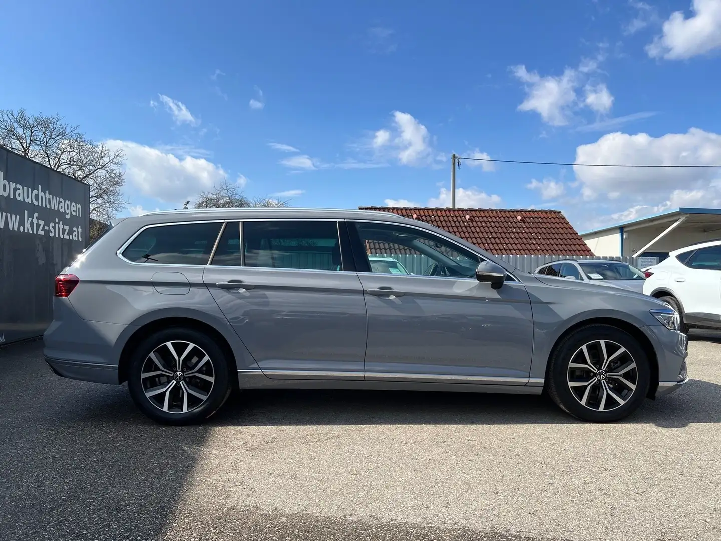 Volkswagen Passat Variant Elegance 2,0 SCR TDI DSG | NP: €61.300 Grau - 2