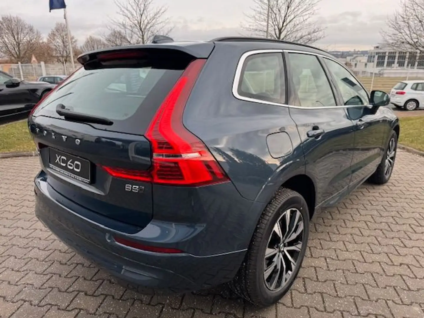 Volvo XC60 B5 B AWD Core Blau - 2