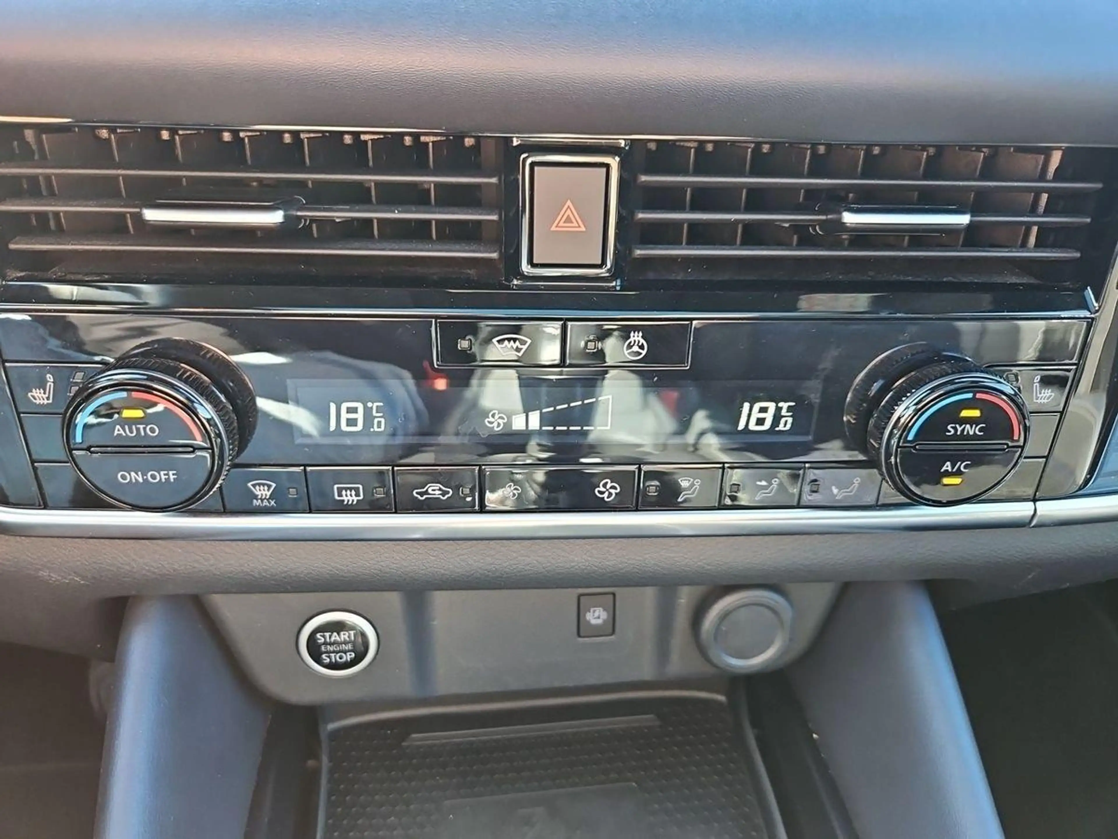 Nissan Qashqai Tekna 1.3 DIG-T/LED/PGD/AHK/NAVI/HUD — photo 30