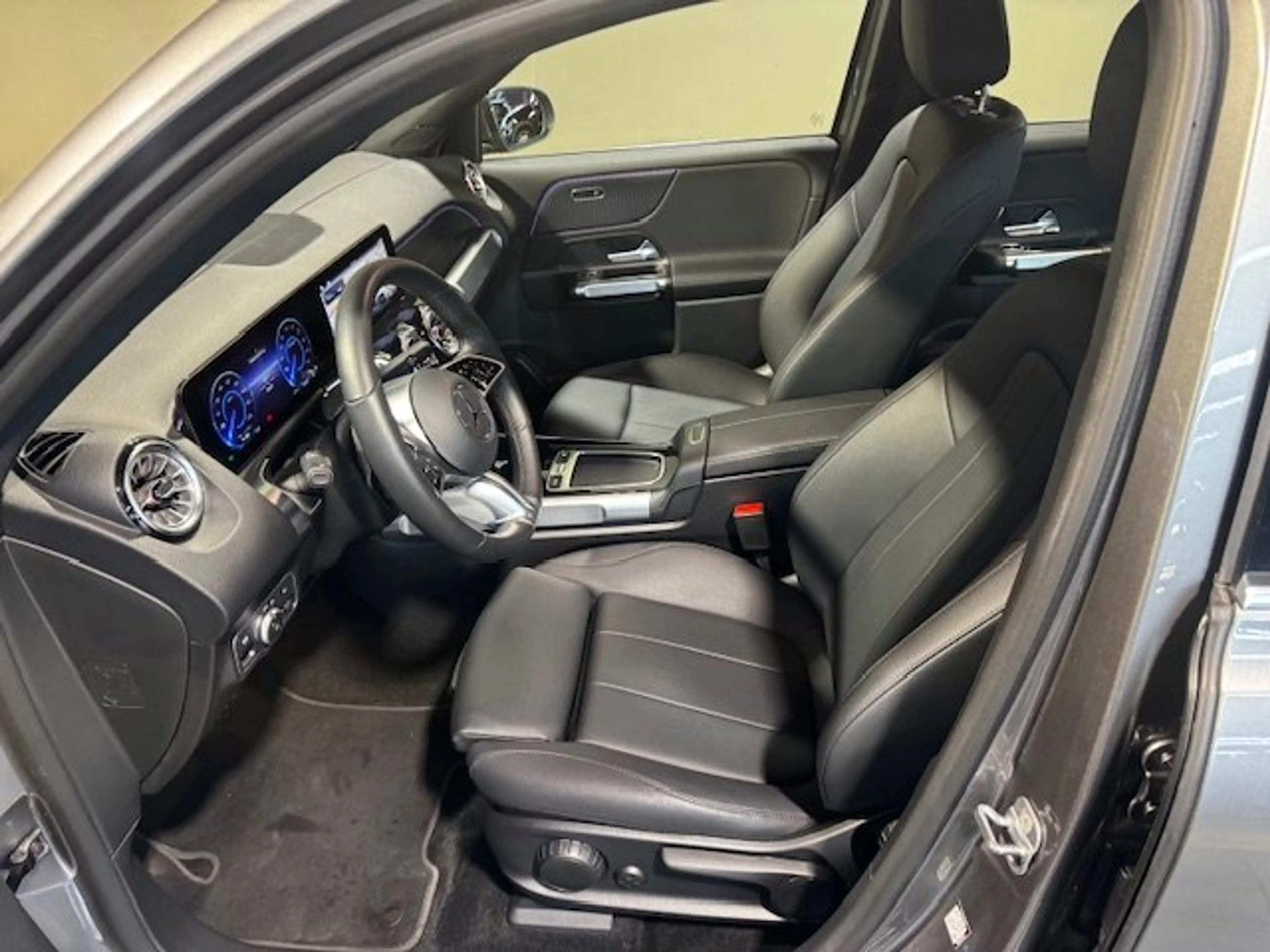 Mercedes-Benz EQB 250 + Progressive Distr/Kame/Tot/7Sitz/Ambie — photo 9