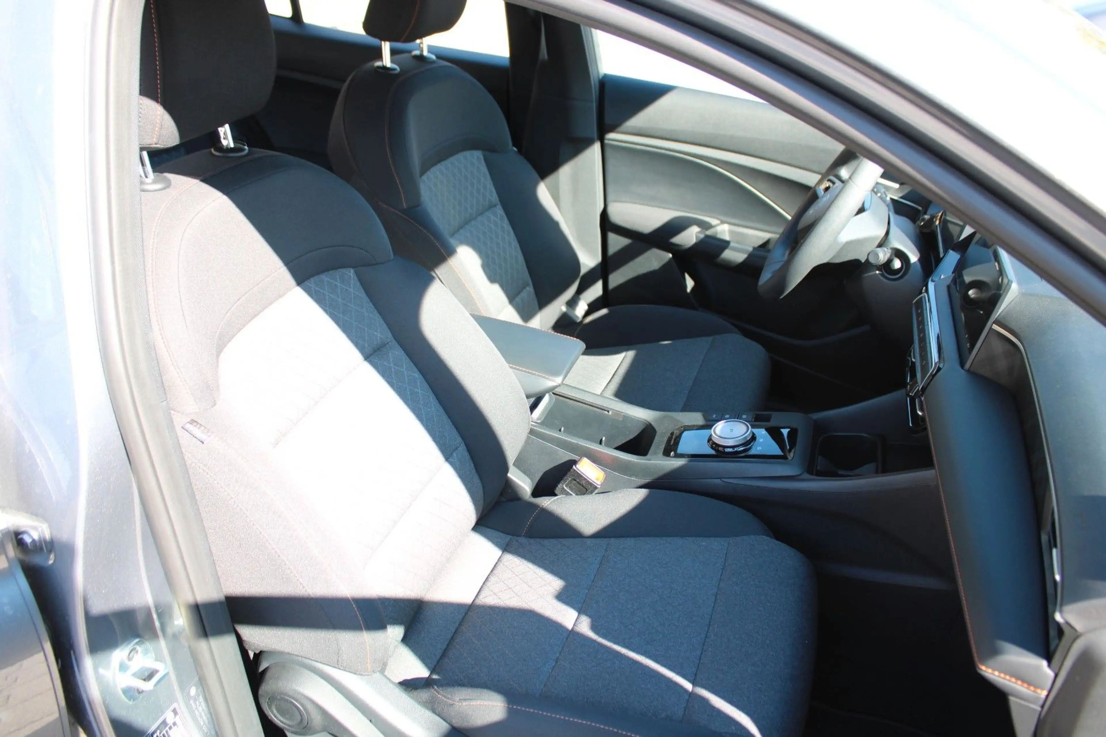 MG MG3 1.5 Hybrid+ 143 kW Comfort — photo 8