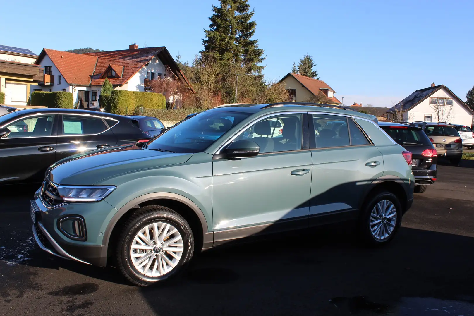 Volkswagen T-Roc 28.000 km, 1. Hand, HU+AU+REIFEN NEU, viele Extras Bleu - 2