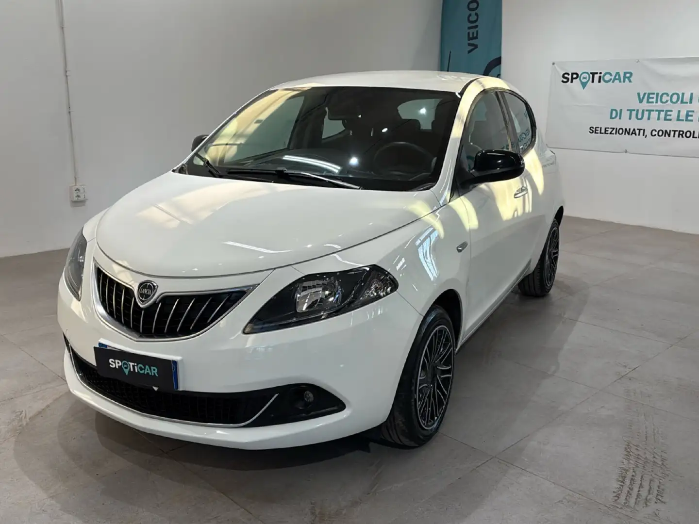 Lancia Ypsilon Ypsilon 1.0 FireFly 5 porte  Hybrid Ecochic Gold Weiß - 1
