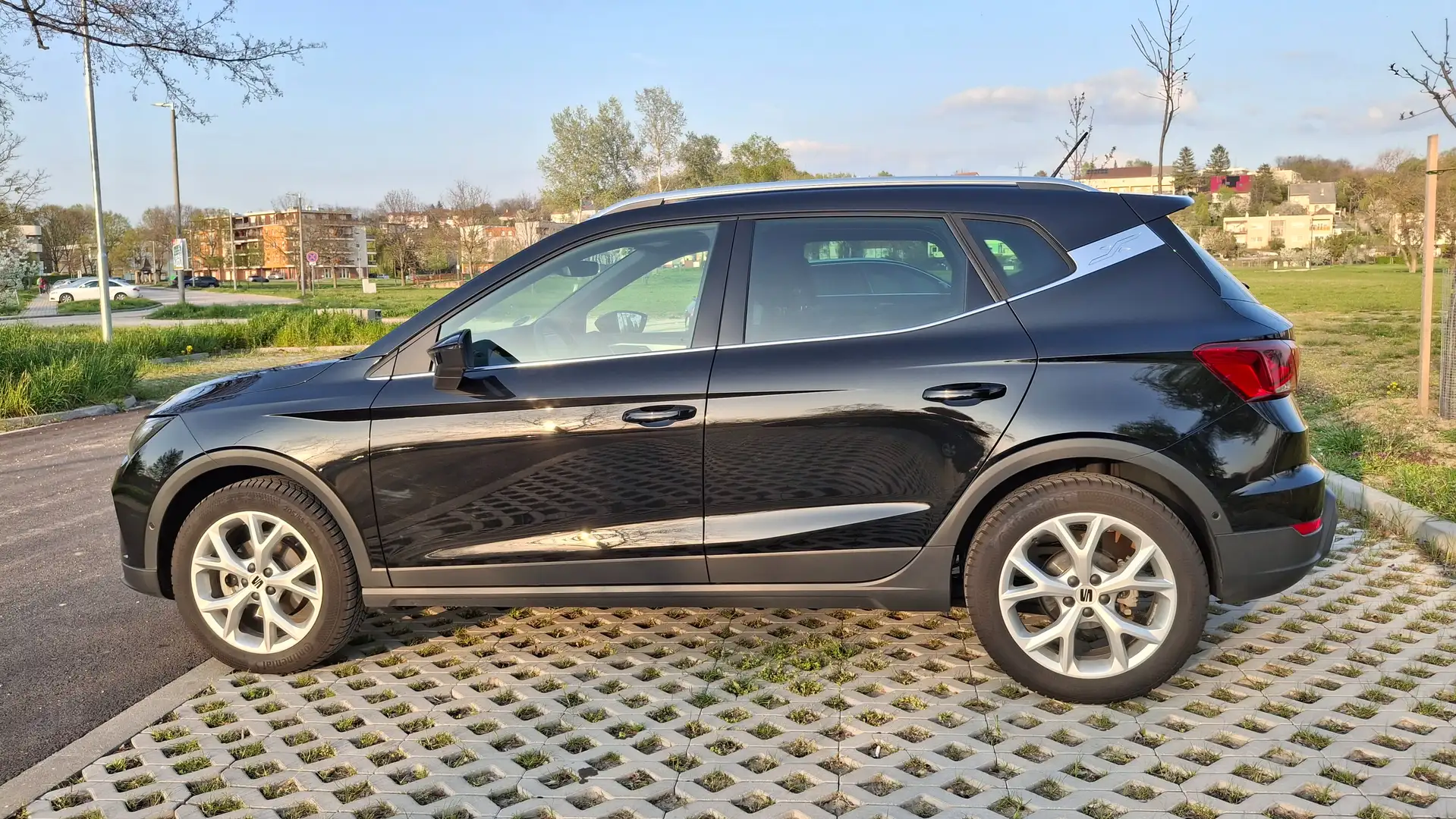 SEAT Arona Arona 1,0 Eco TSI FR Austria DSG FR Austria Schwarz - 2