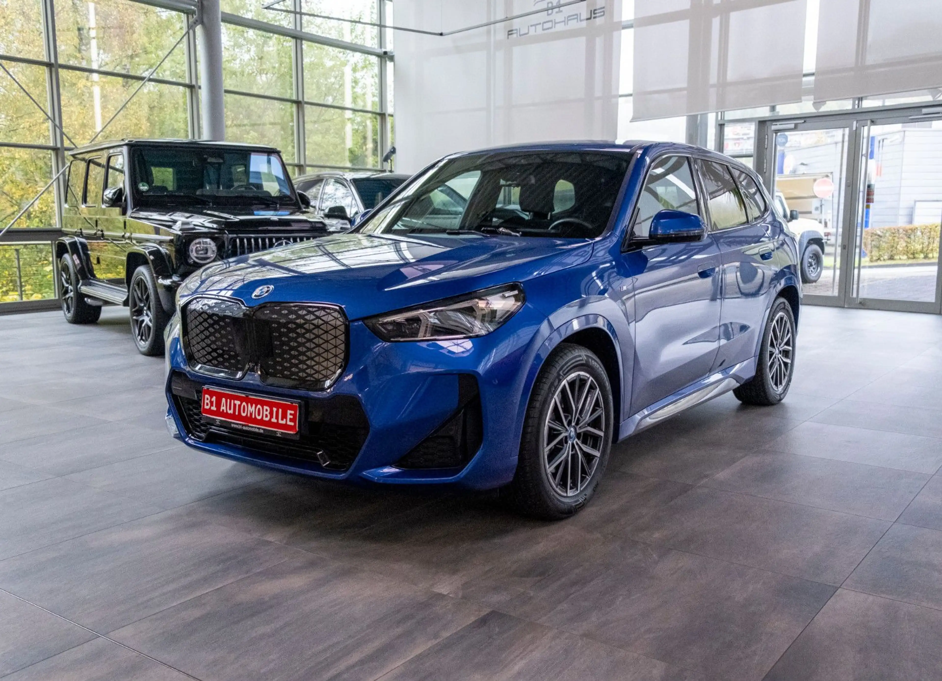 BMW iX1 30 xDrive M Sport*PANO*AHK*HUD*H&K*360°1HD
