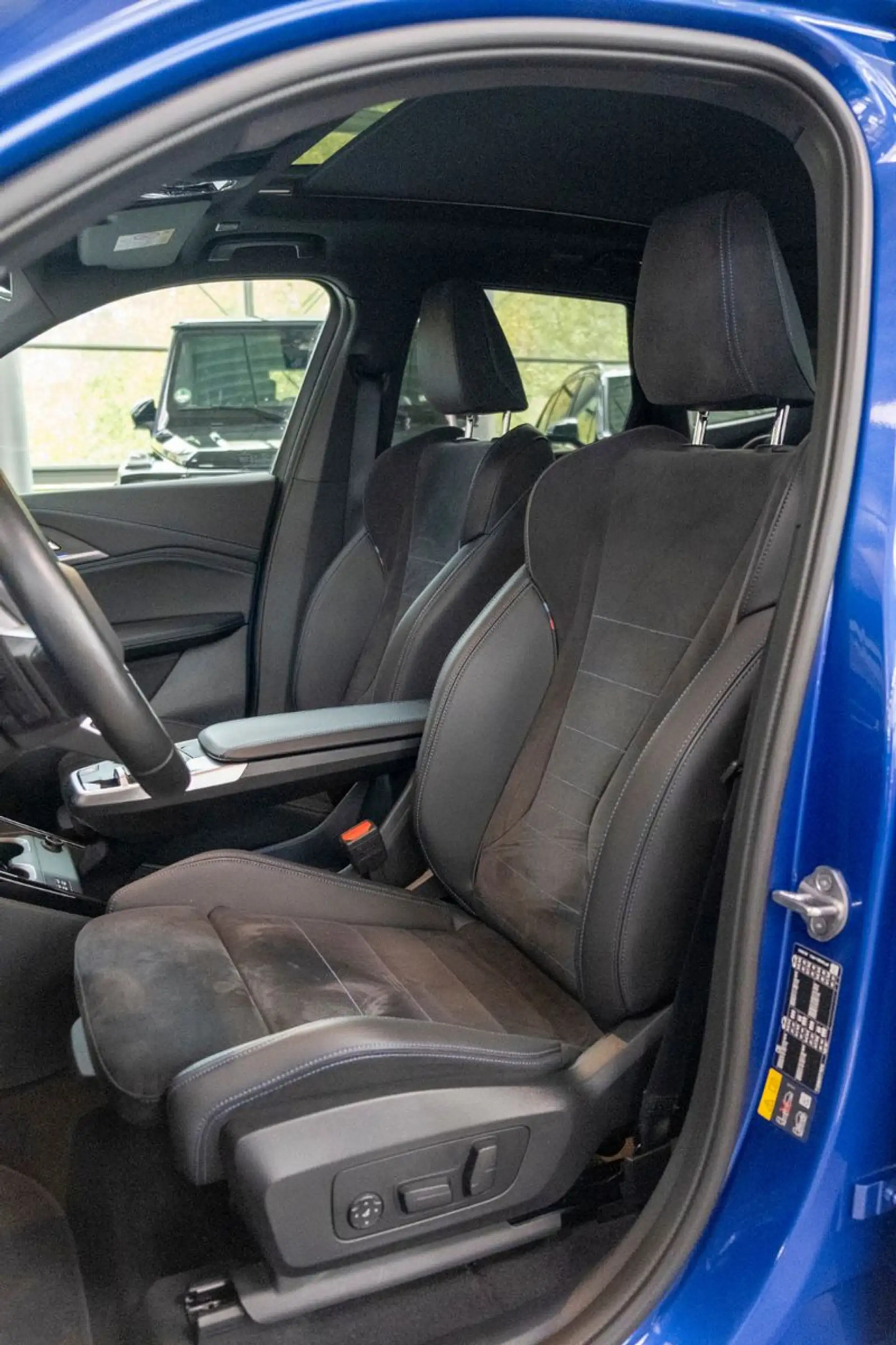 BMW iX1 30 xDrive M Sport*PANO*AHK*HUD*H&K*360°1HD — photo 8