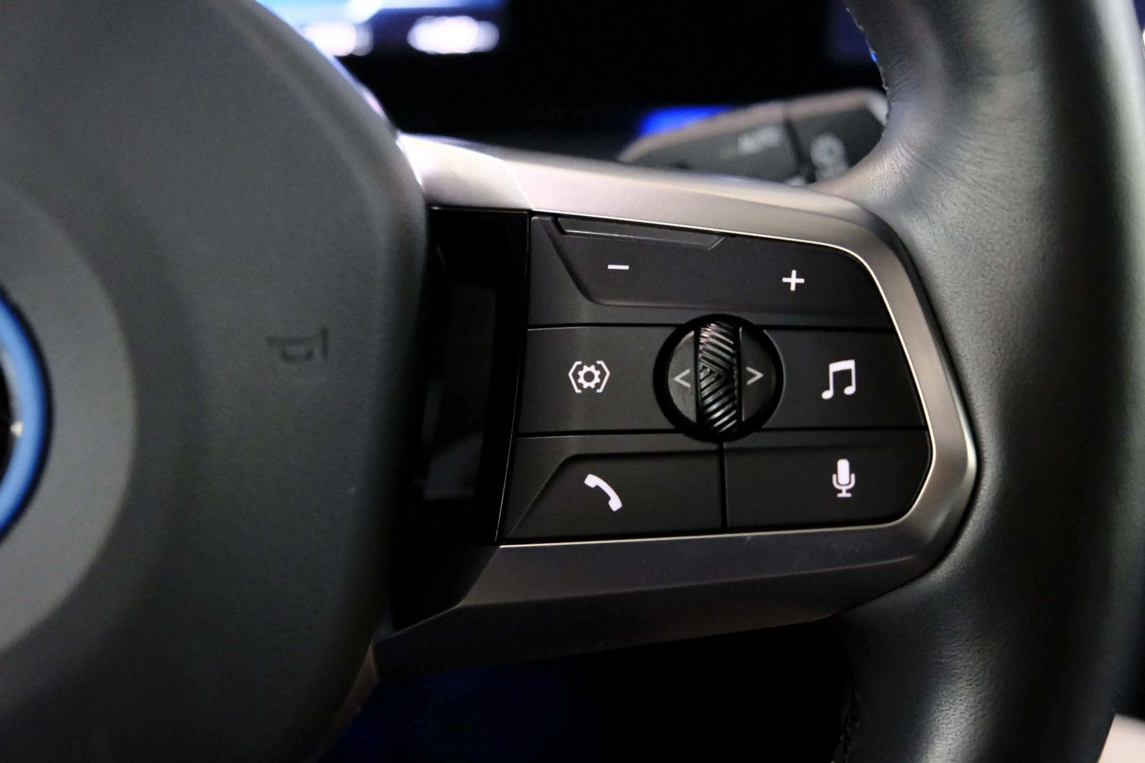 BMW iX1 30 xDrive M Sport*PANO*AHK*HUD*H&K*360°1HD — photo 13