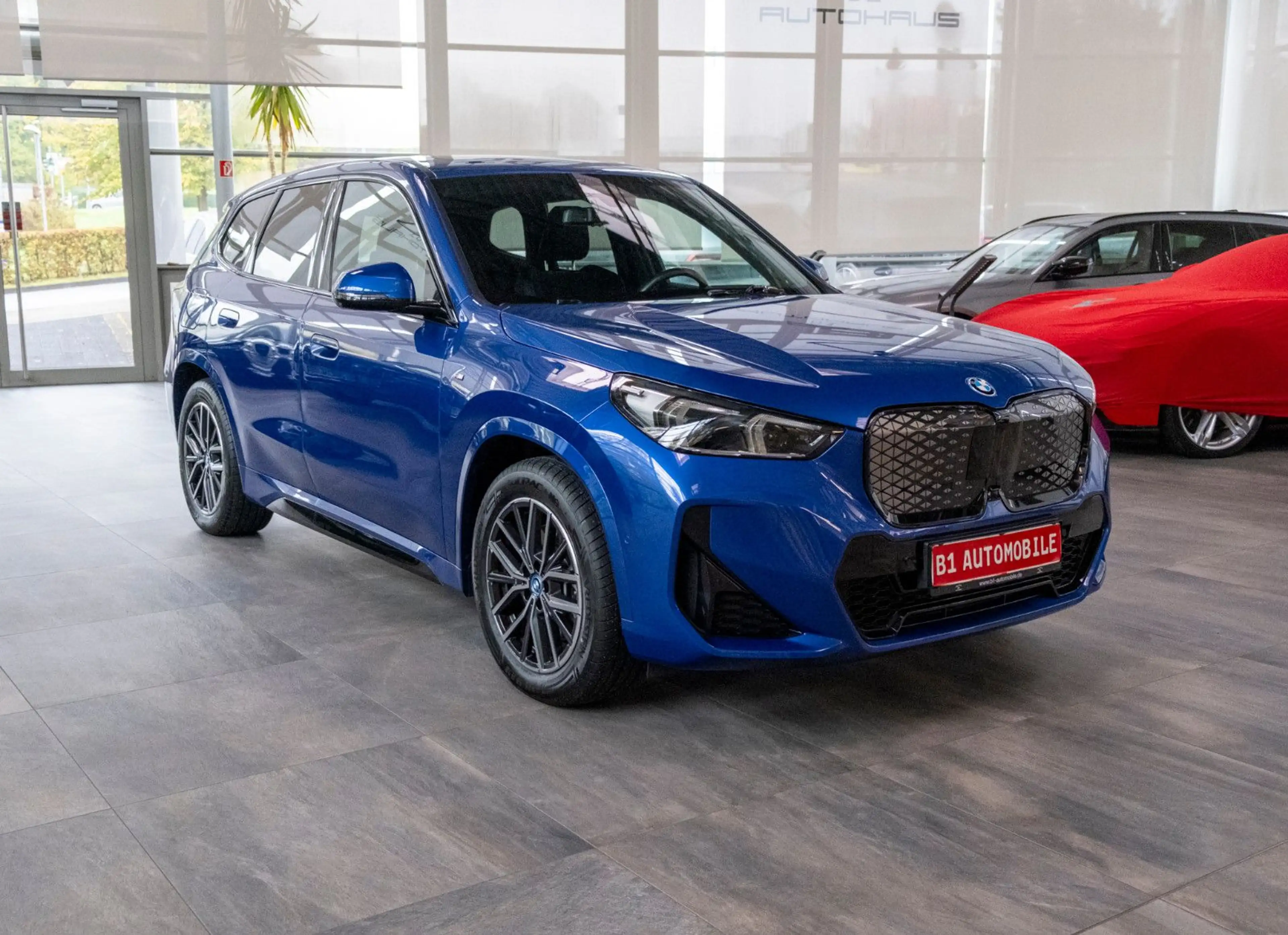 BMW iX1 30 xDrive M Sport*PANO*AHK*HUD*H&K*360°1HD — photo 3
