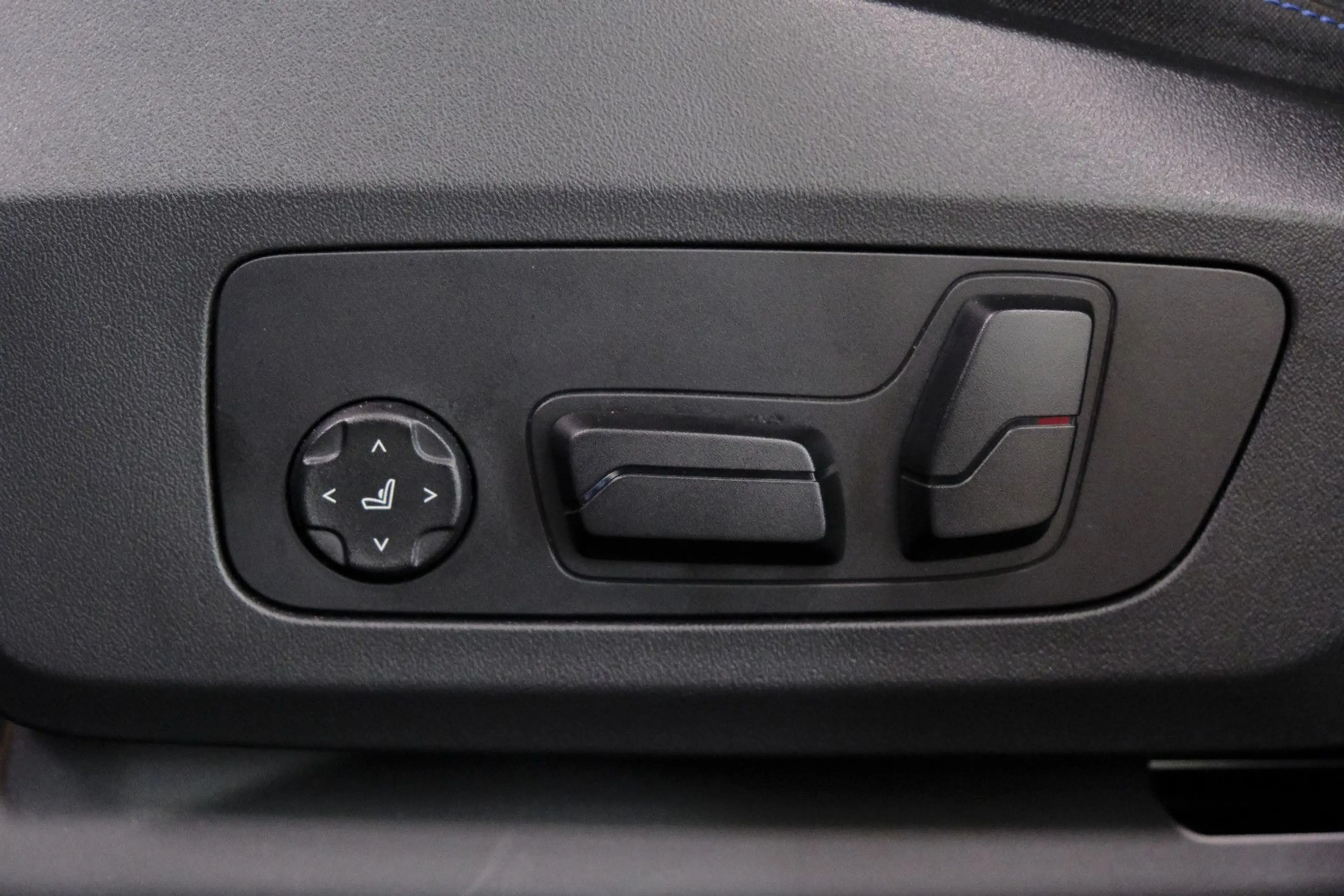 BMW iX1 30 xDrive M Sport*PANO*AHK*HUD*H&K*360°1HD — photo 9