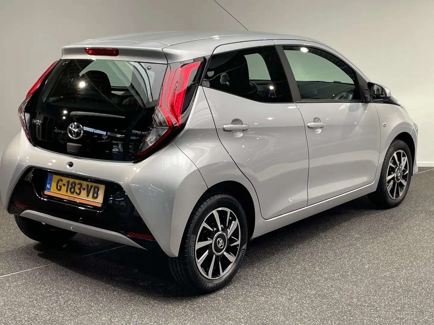 Toyota Aygo 1.0 VVT-i x-play Lichtmetalen velgen|Apple Carplay Grau - 2