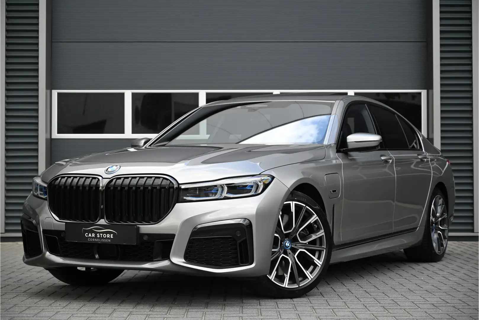 BMW 745 7-serie 745e M-SPORT / SCHUIFDAK / B&W / HUD / SOF Grijs - 1