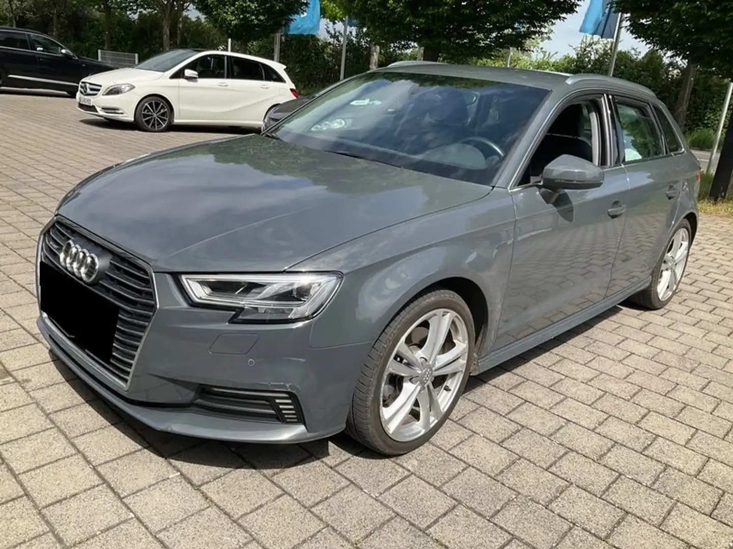 Audi A3 40 e-tron design Grau - 1