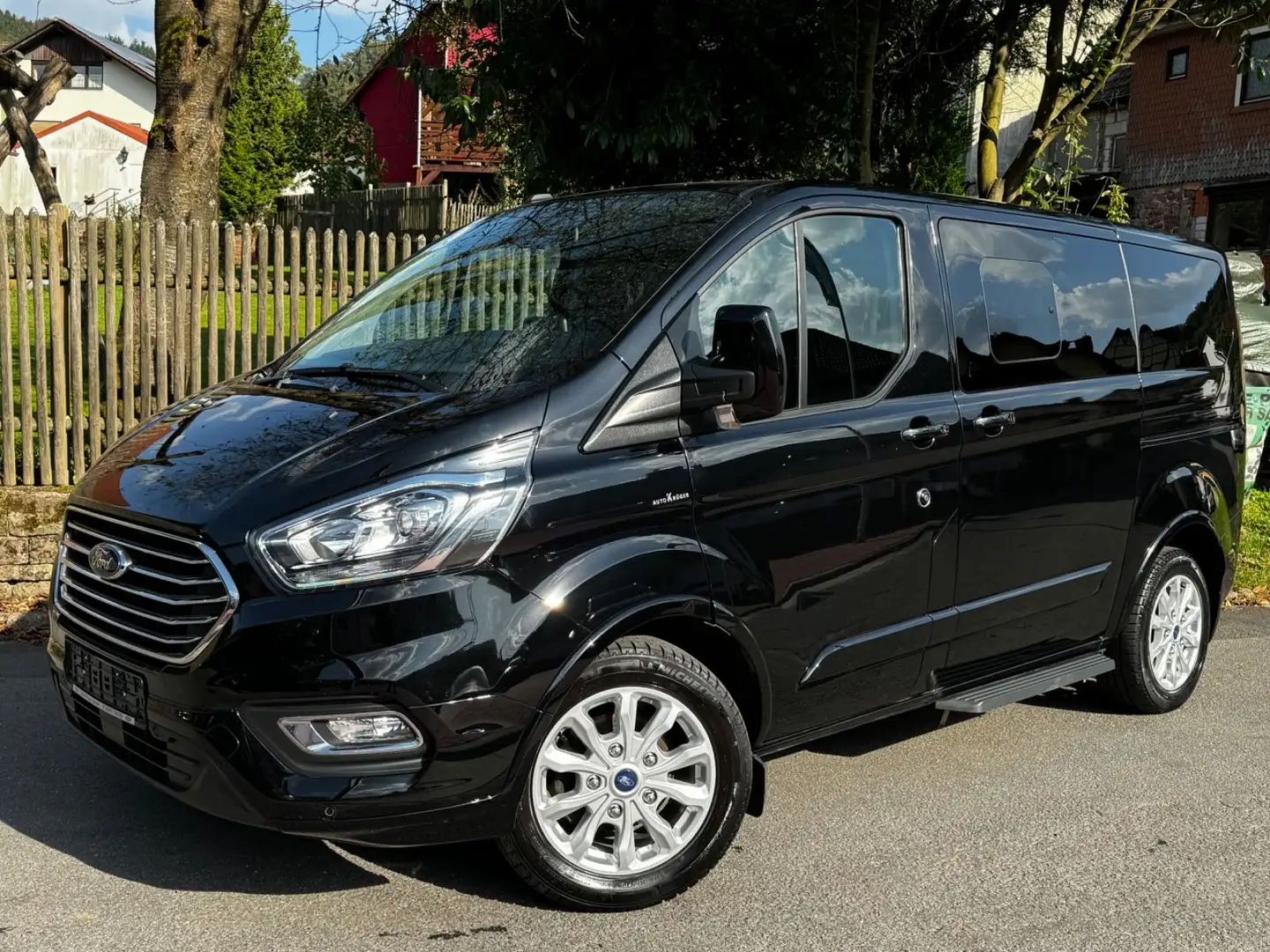 Ford Tourneo Custom L1 Titanium*PDC*SHZ*TEMPOMAT Schwarz - 1