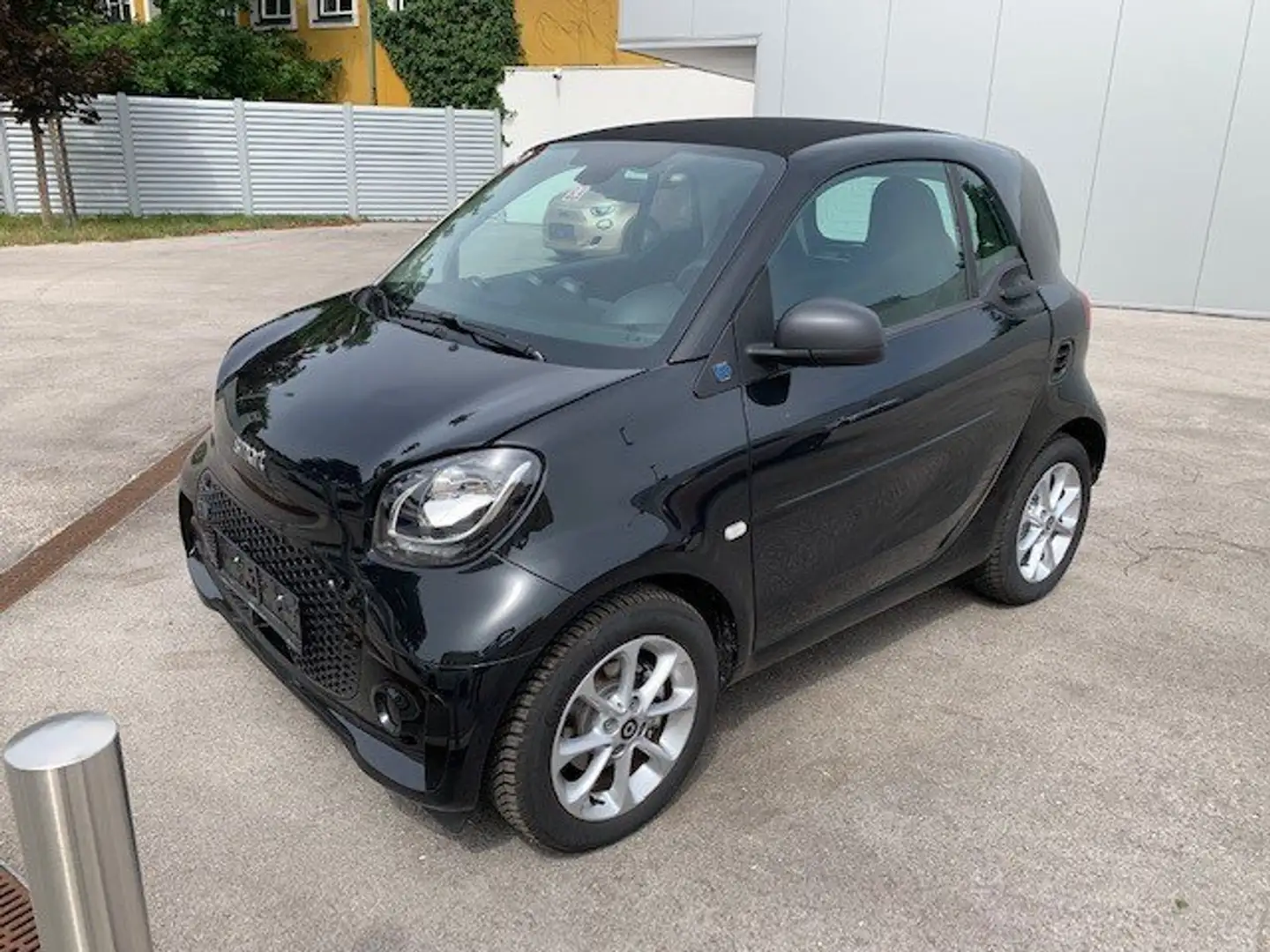 smart fortwo Coupe EQ Schwarz - 1