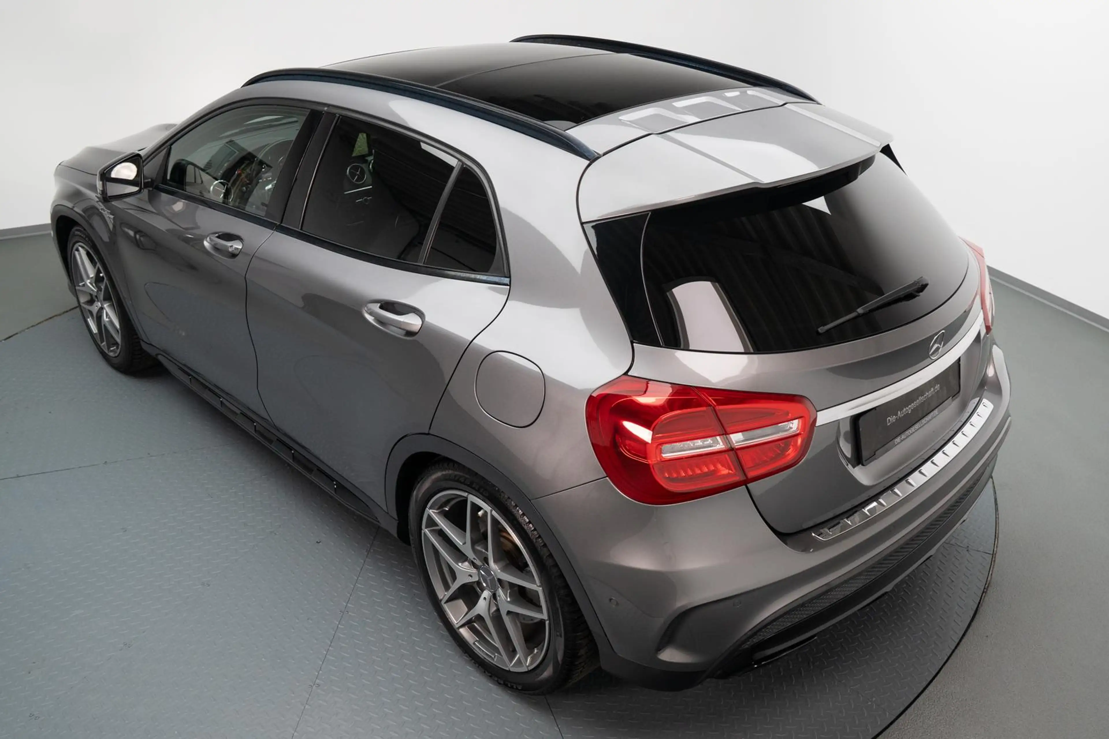 Mercedes-Benz GLA 45 AMG 4M*XENON*NAVI*PANO*KAMERA*NIGHT* — photo 10