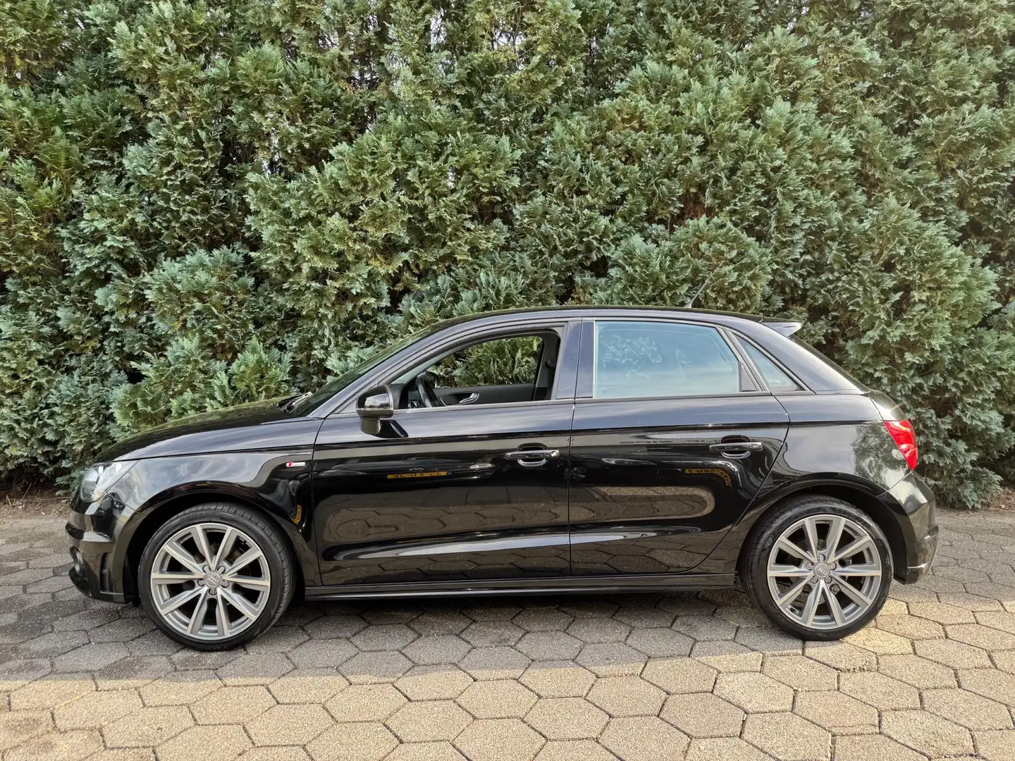 Audi A1 Sportback 1.2 TFSI S-Line Zwart - 2