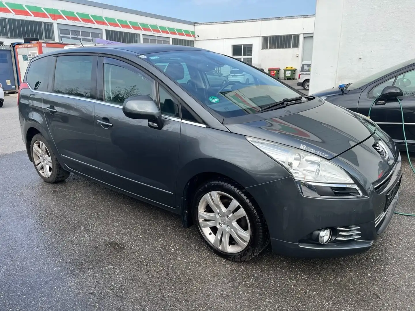 Peugeot 5008 Platinum 1,6 Benzin 115 kW 7 Sitze Grau - 1