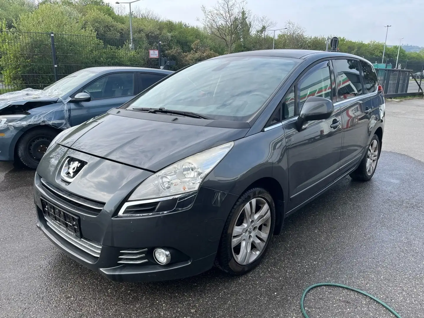 Peugeot 5008 Platinum 1,6 Benzin 115 kW 7 Sitze Grau - 2