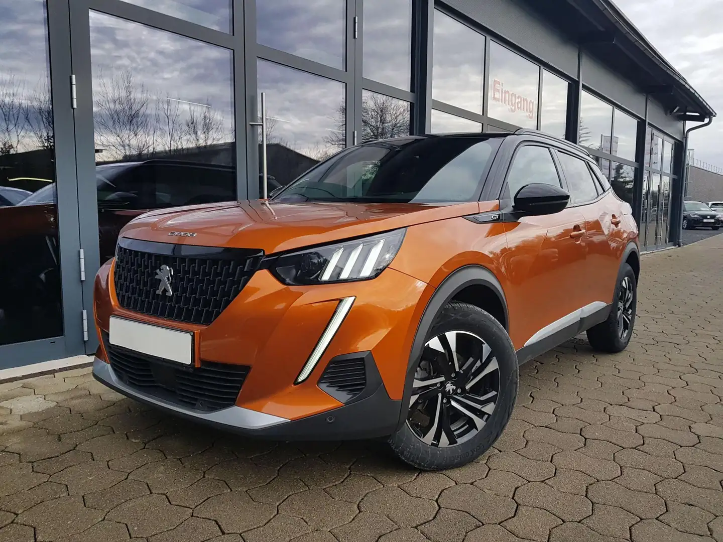 Peugeot 2008 GT 1,2 Automatik 96KW/130PS Navi, SHZ, Kamera, ... Orange - 1