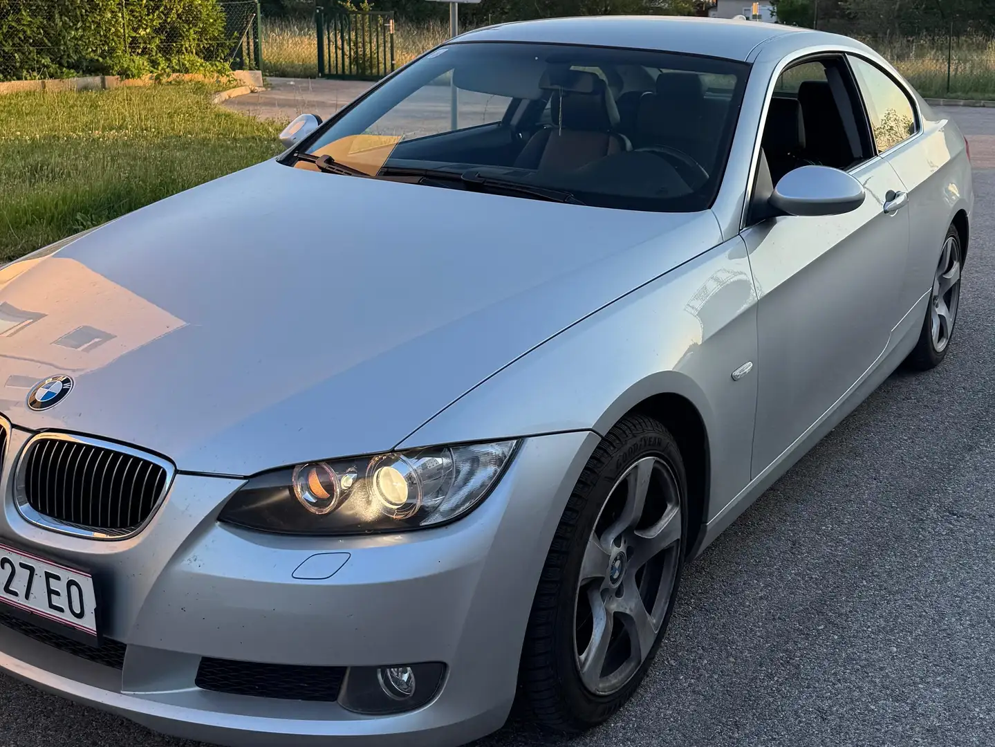 BMW 325 325xi Coupé Aut. Grau - 2