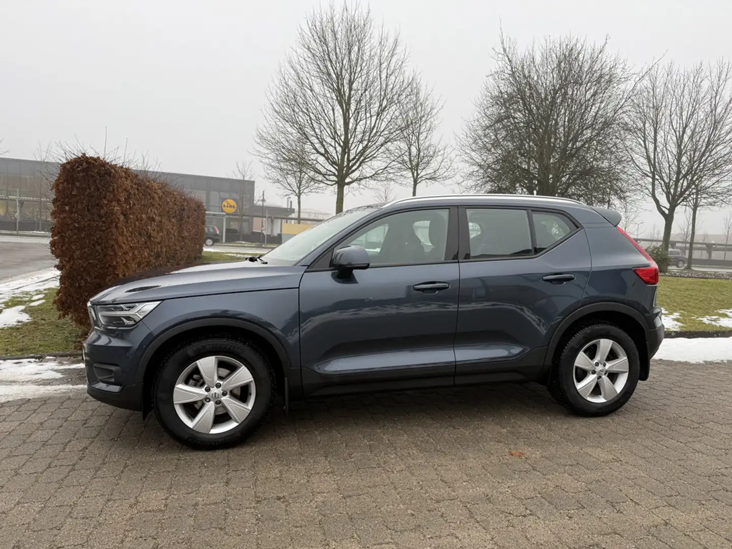 Volvo XC40 T3 Momentum Pro Blau - 2
