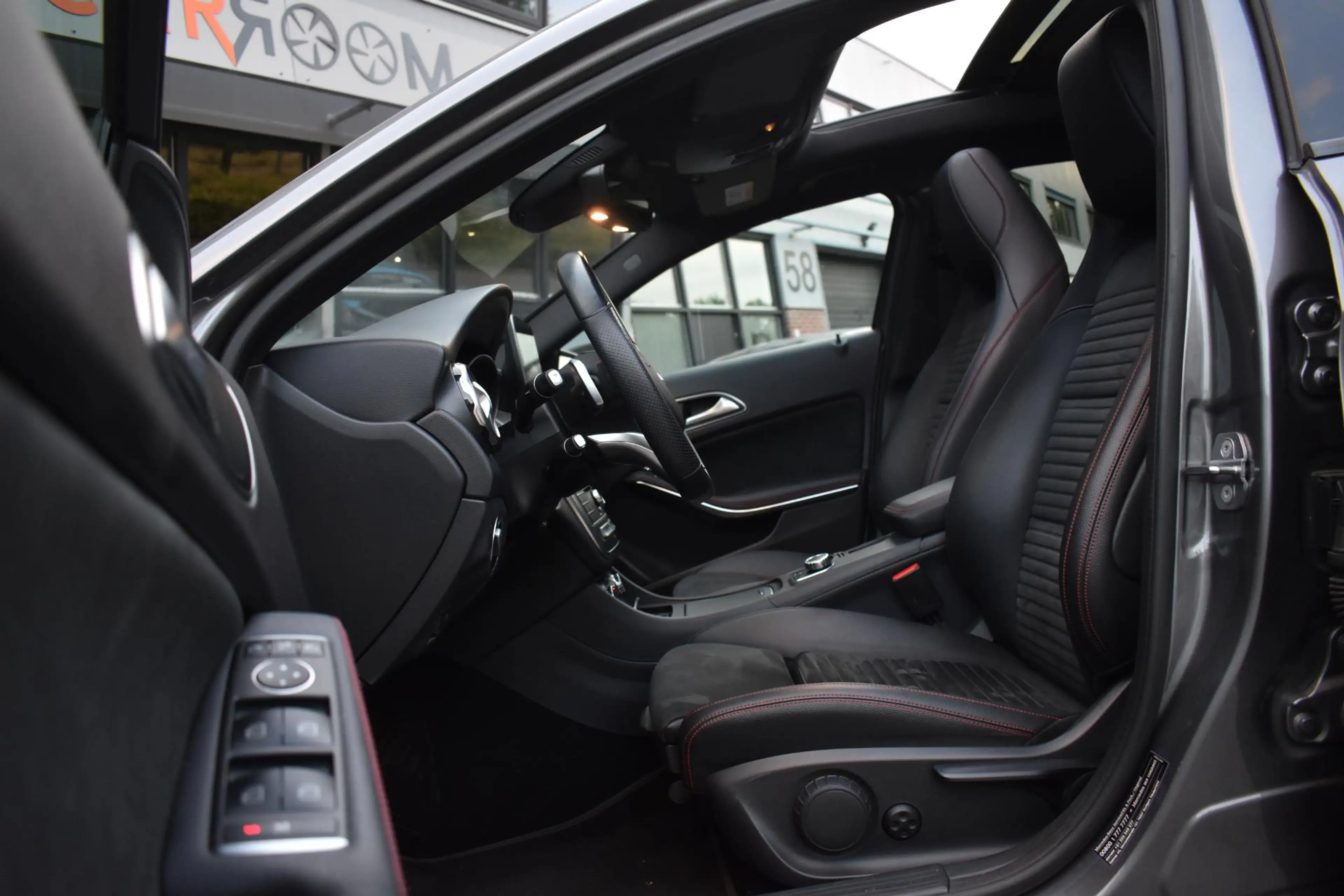 Mercedes-Benz GLA 180 AMG Line Pano Keyless Camera LED — photo 9