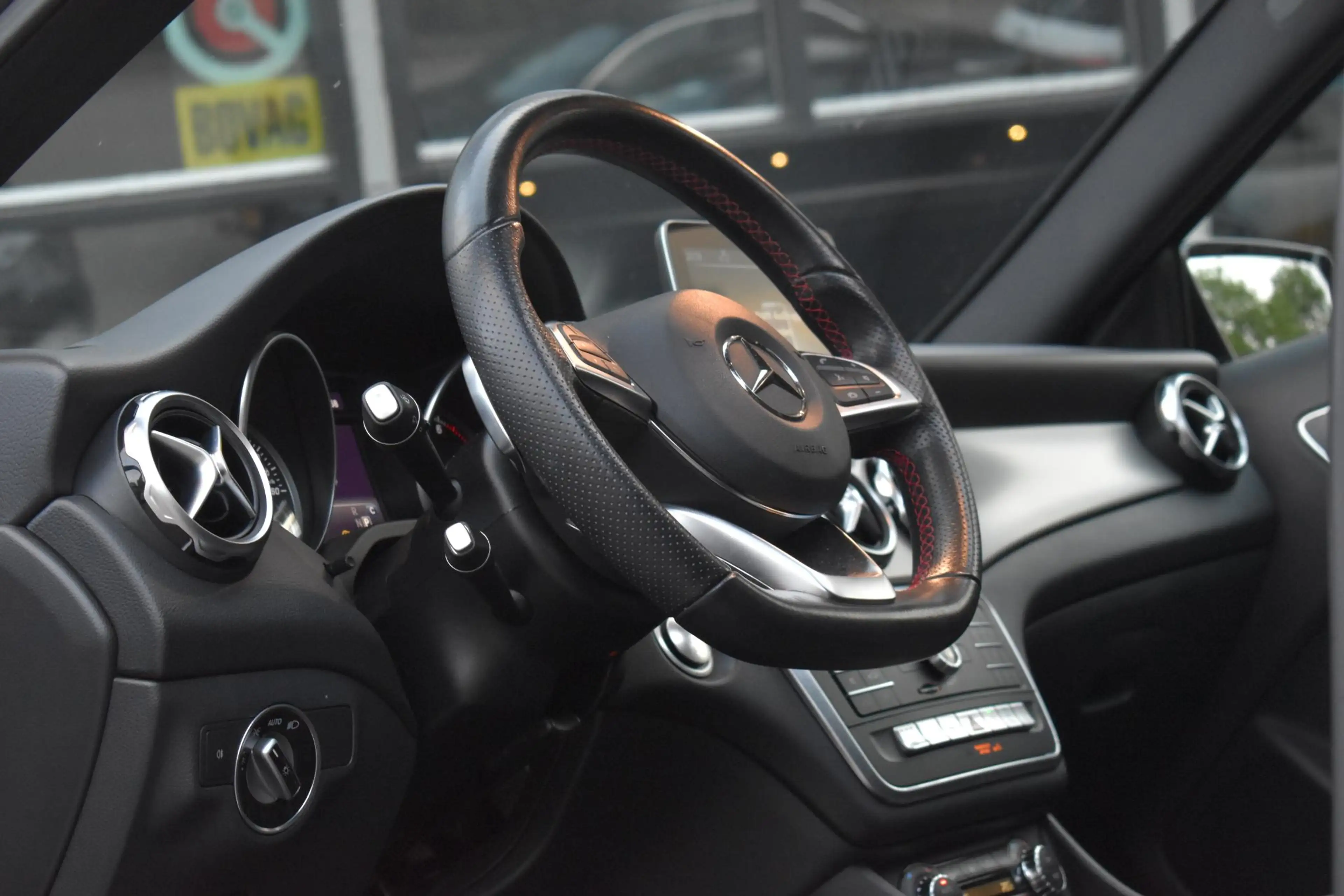 Mercedes-Benz GLA 180 AMG Line Pano Keyless Camera LED — photo 10