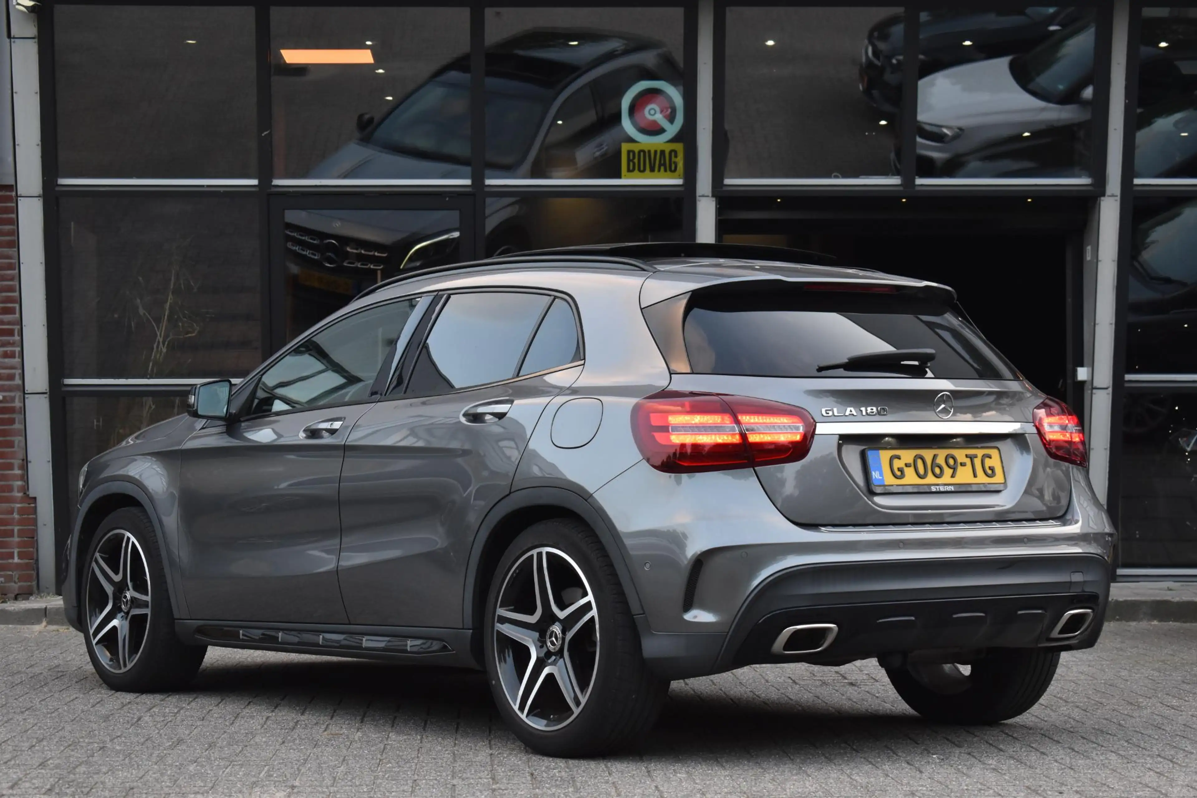 Mercedes-Benz GLA 180 AMG Line Pano Keyless Camera LED — photo 7