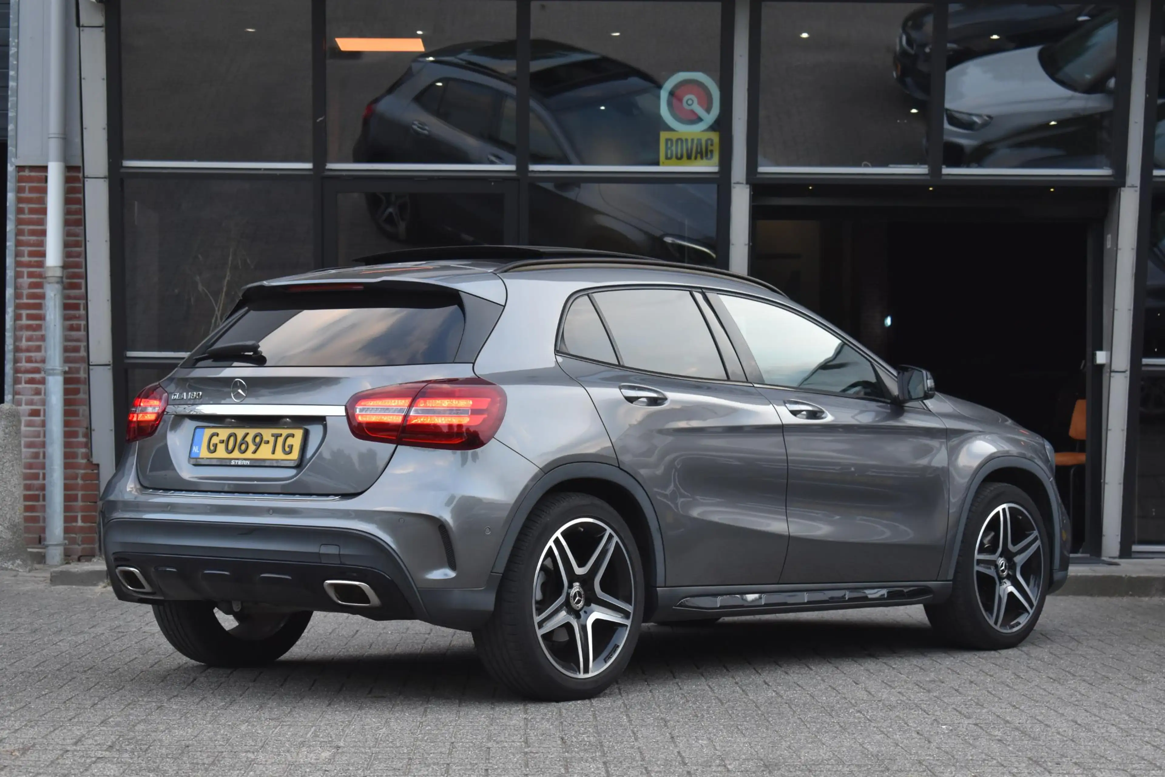 Mercedes-Benz GLA 180 AMG Line Pano Keyless Camera LED — photo 5