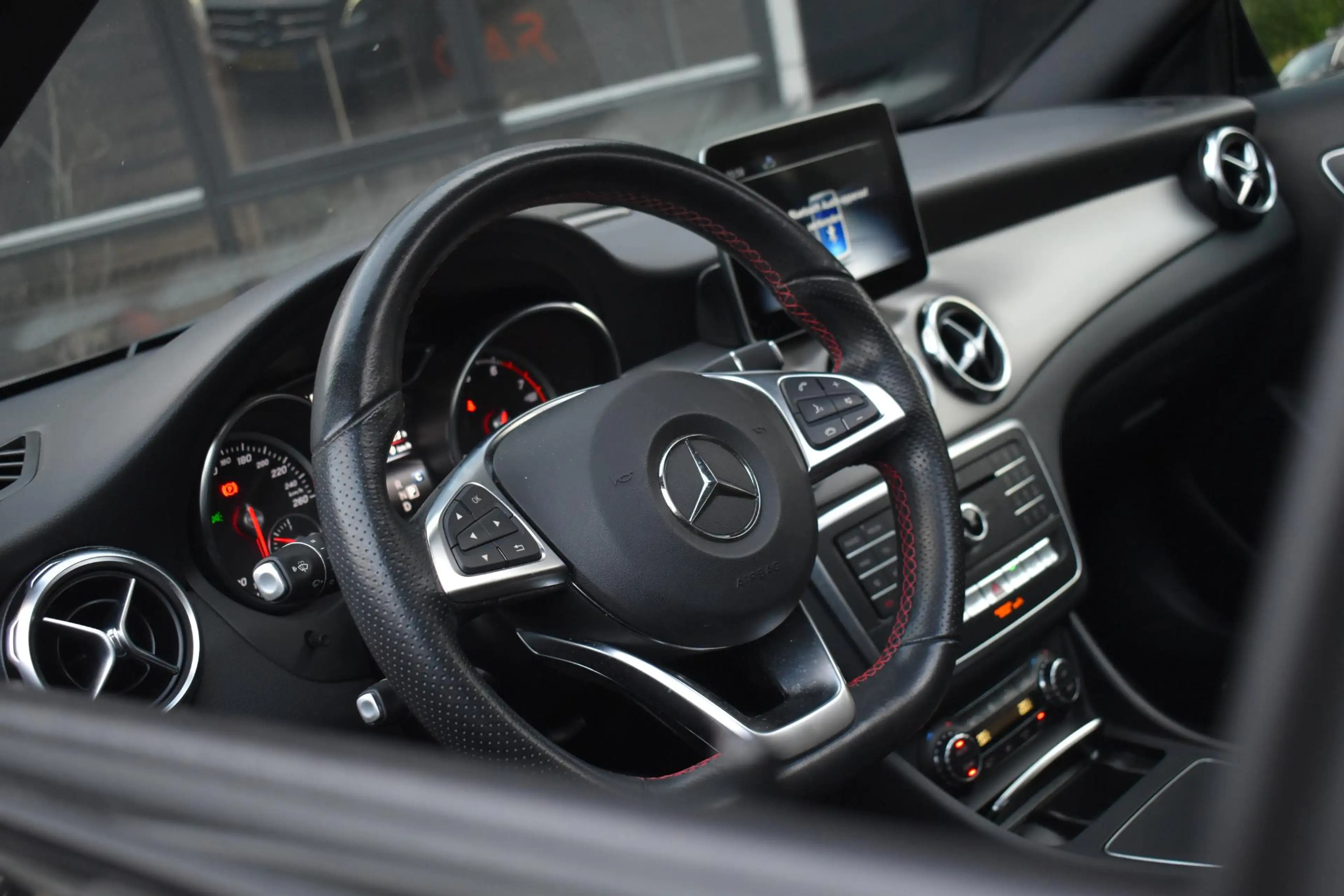 Mercedes-Benz GLA 180 AMG Line Pano Keyless Camera LED — photo 14