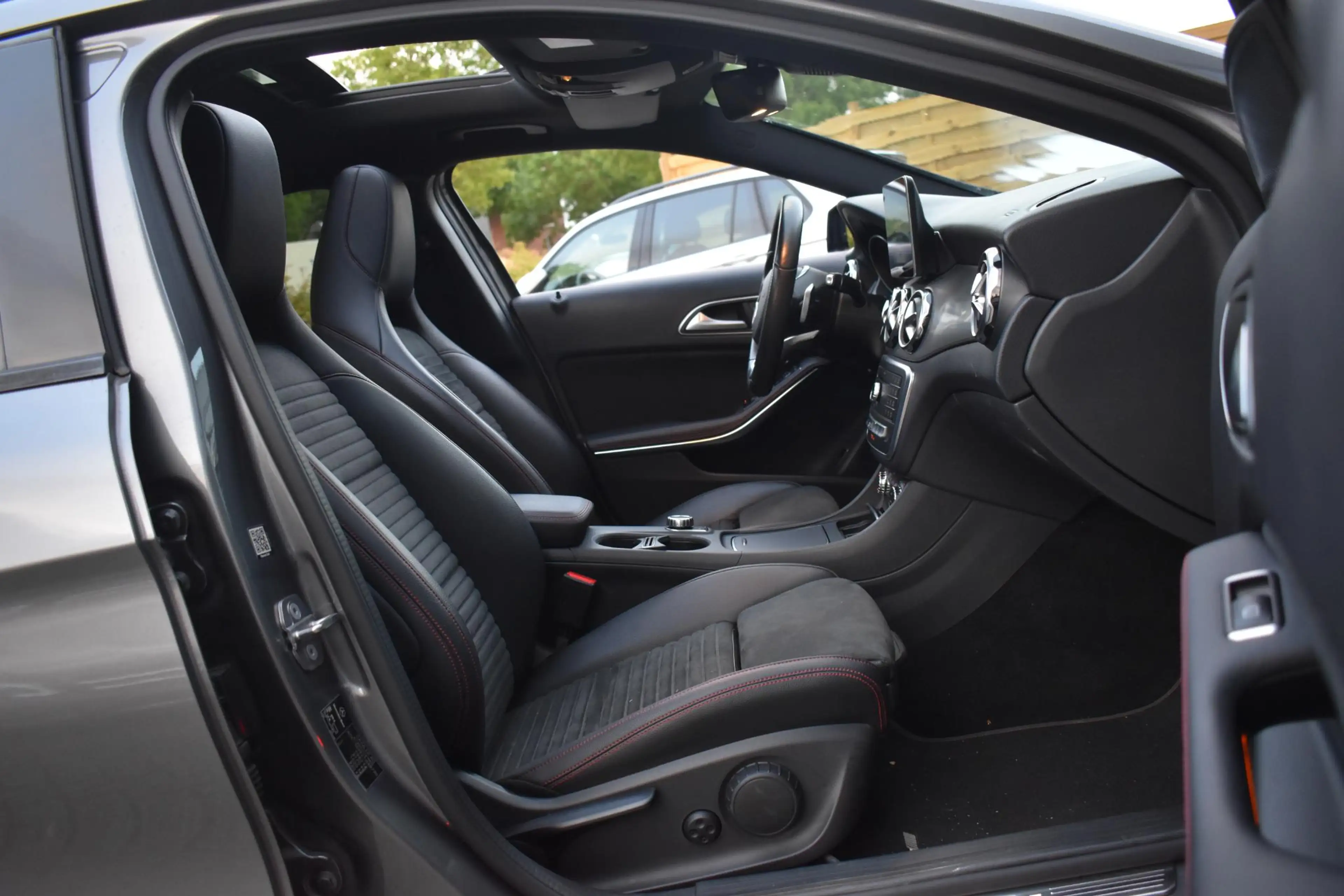 Mercedes-Benz GLA 180 AMG Line Pano Keyless Camera LED — photo 15