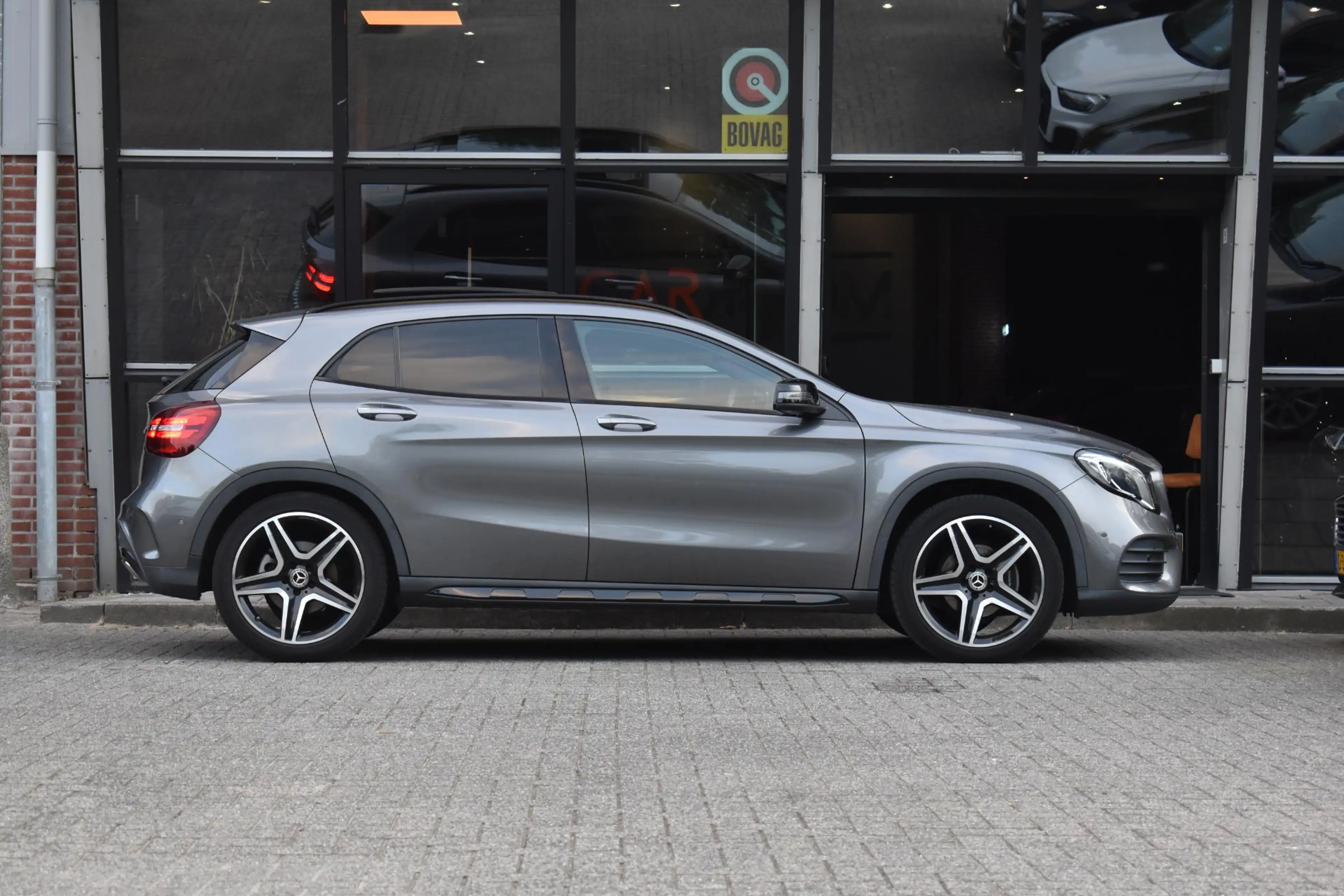 Mercedes-Benz GLA 180 AMG Line Pano Keyless Camera LED — photo 8