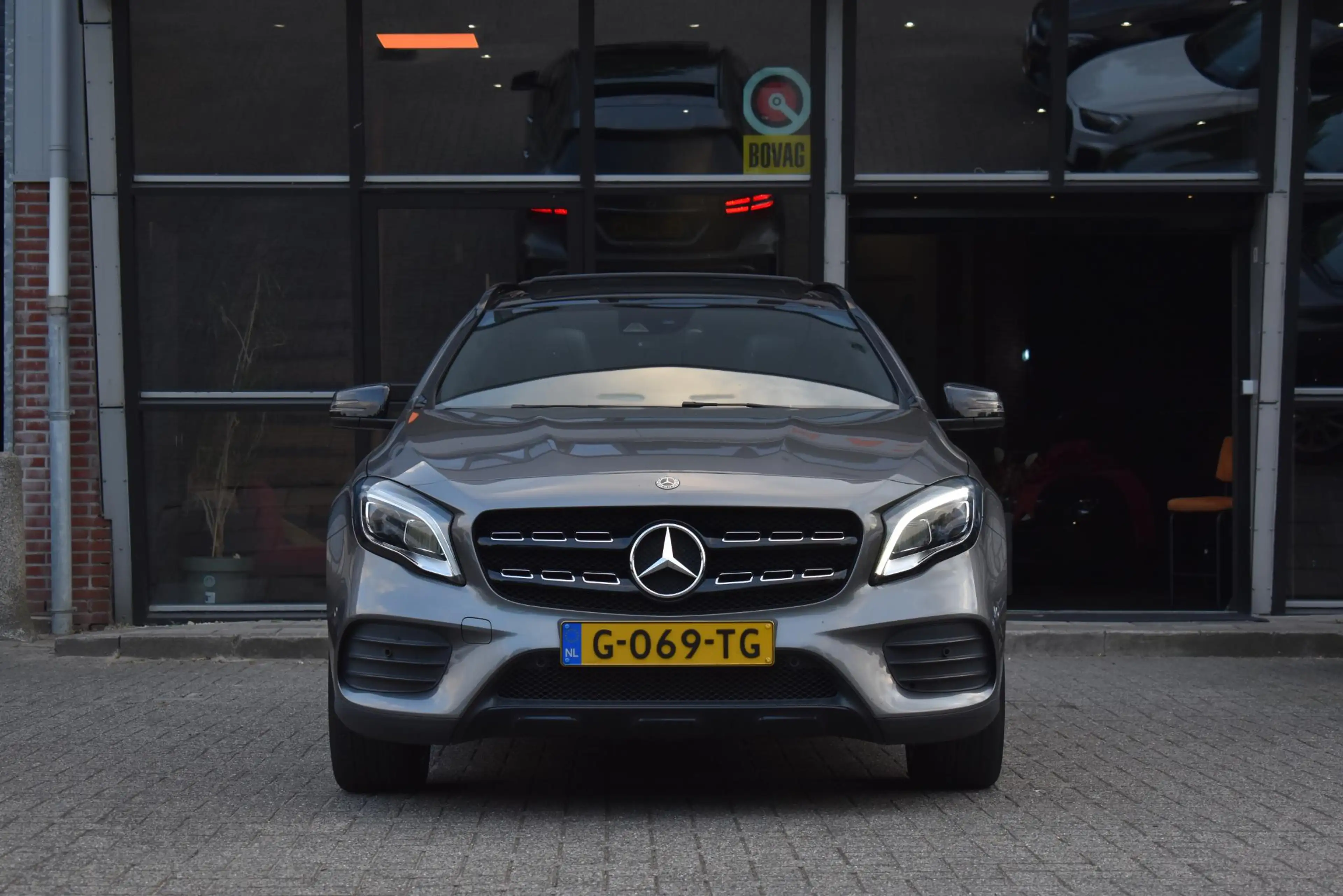 Mercedes-Benz GLA 180 AMG Line Pano Keyless Camera LED — photo 2