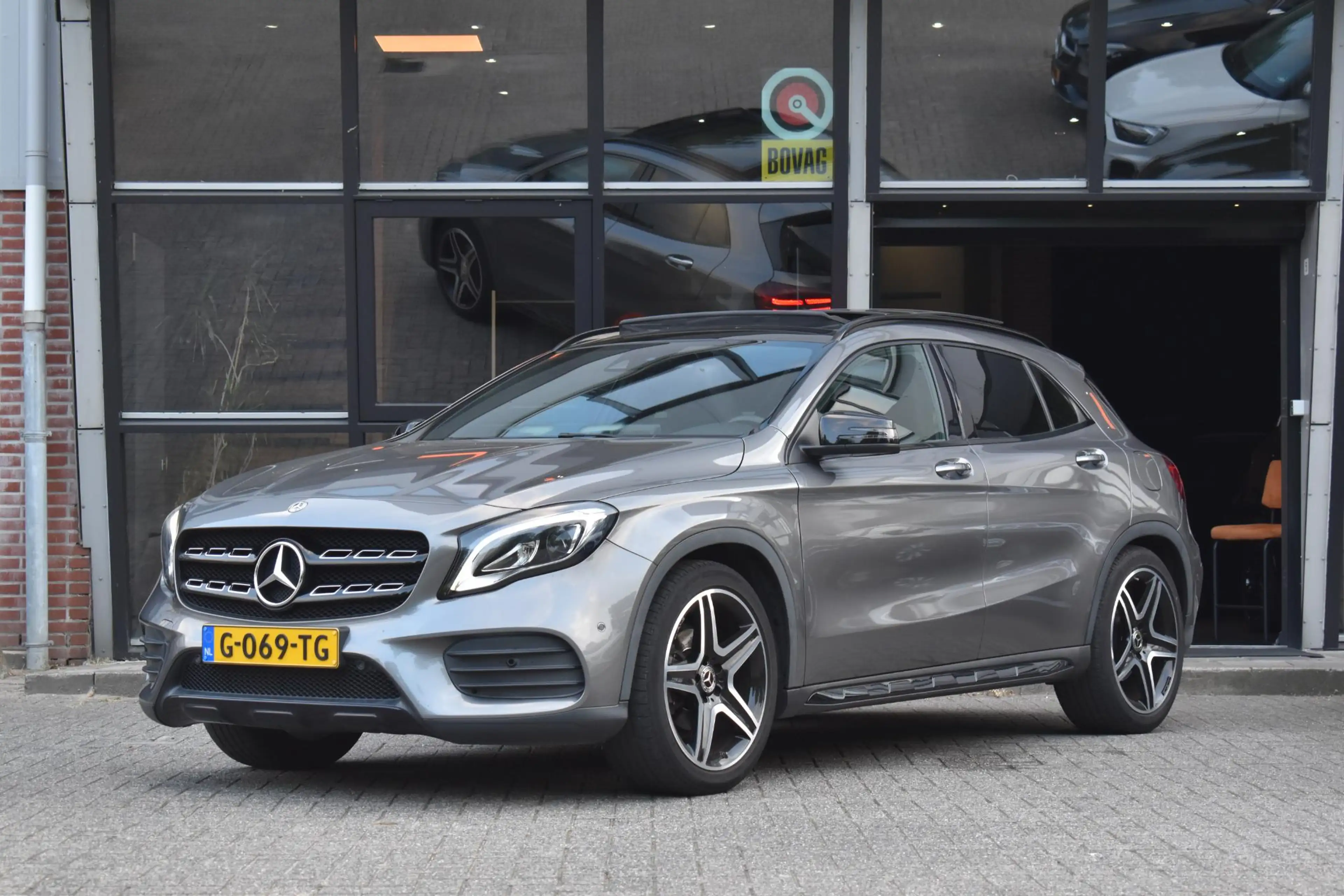 Mercedes-Benz GLA 180 AMG Line Pano Keyless Camera LED — photo 3