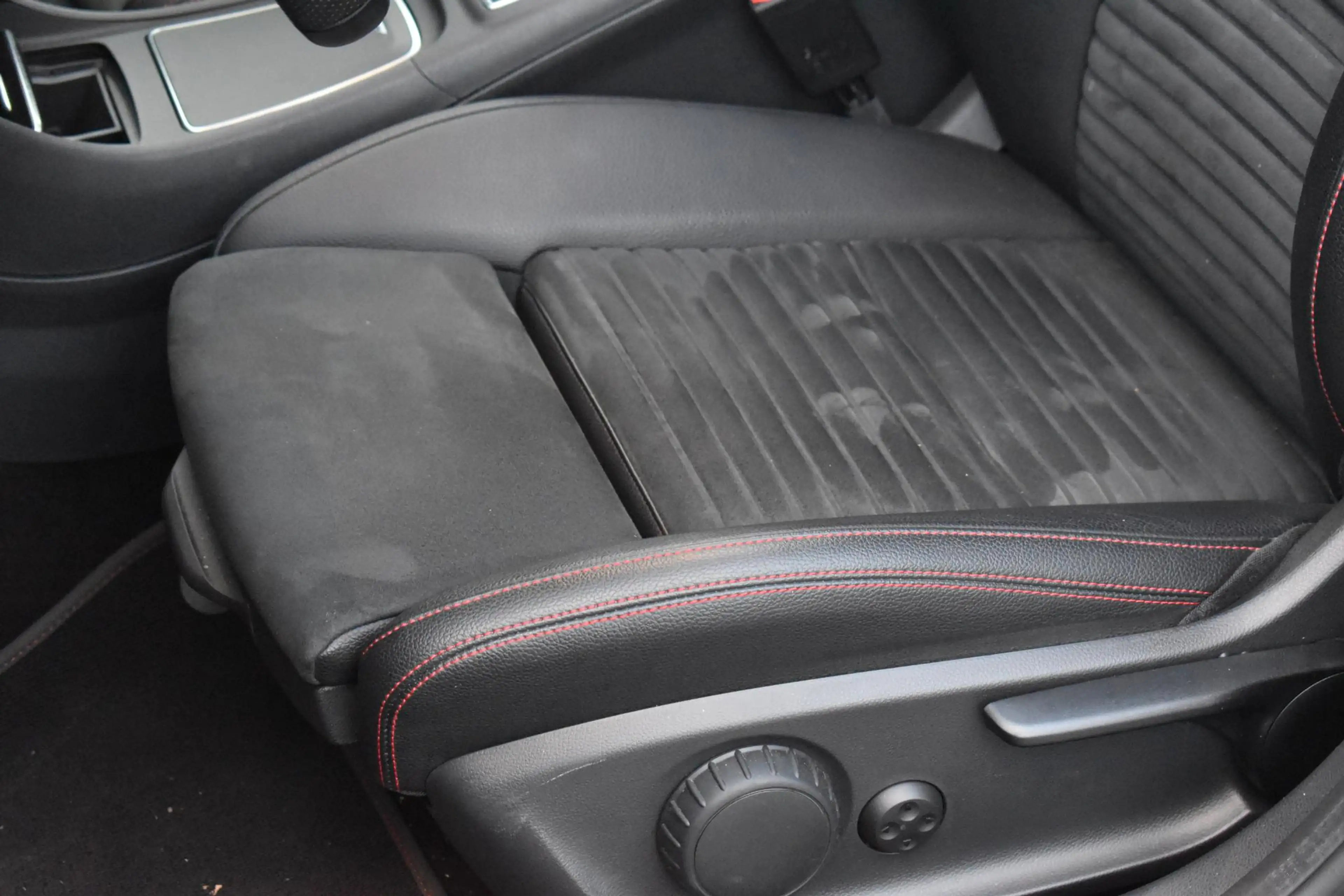 Mercedes-Benz GLA 180 AMG Line Pano Keyless Camera LED — photo 12