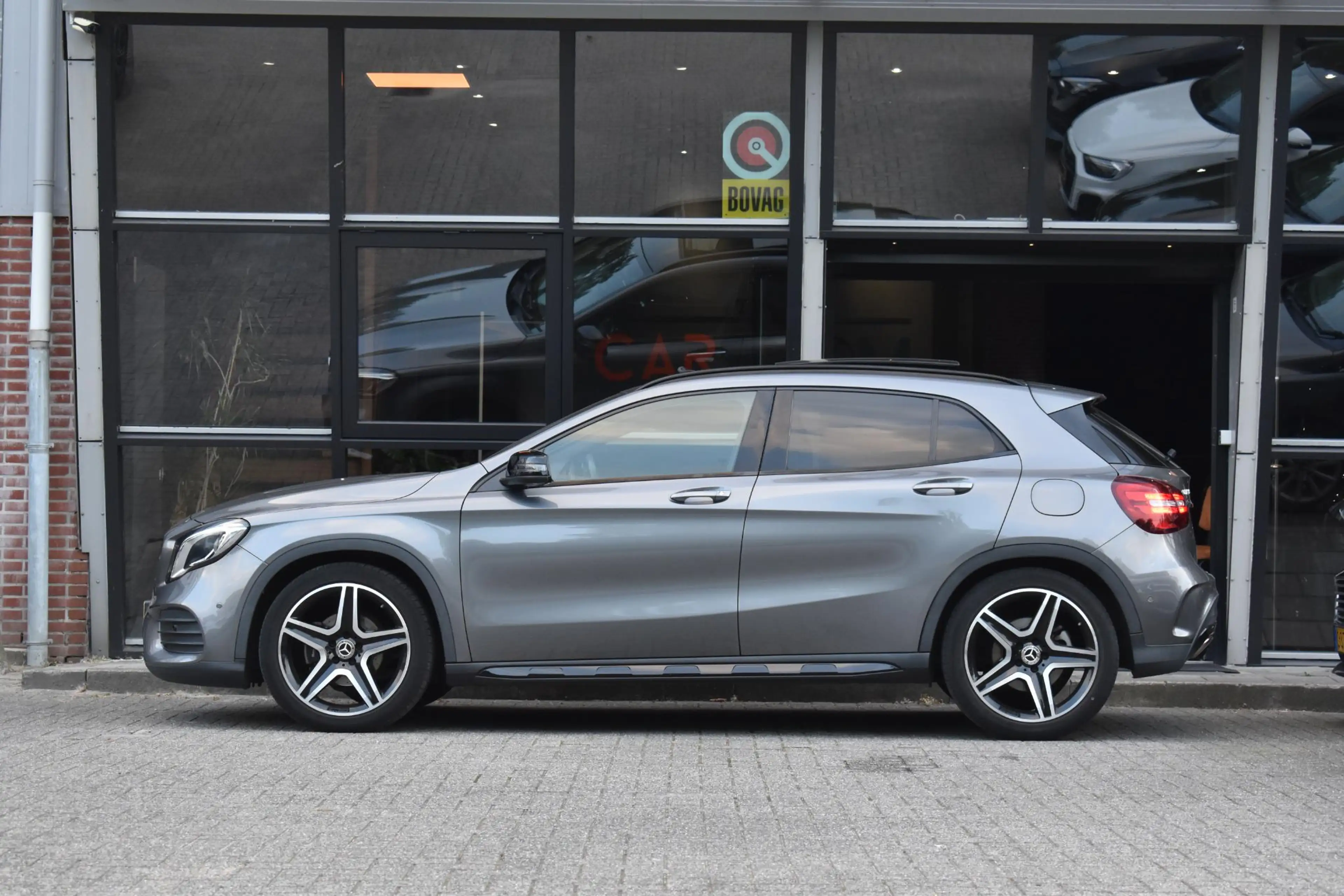 Mercedes-Benz GLA 180 AMG Line Pano Keyless Camera LED — photo 4